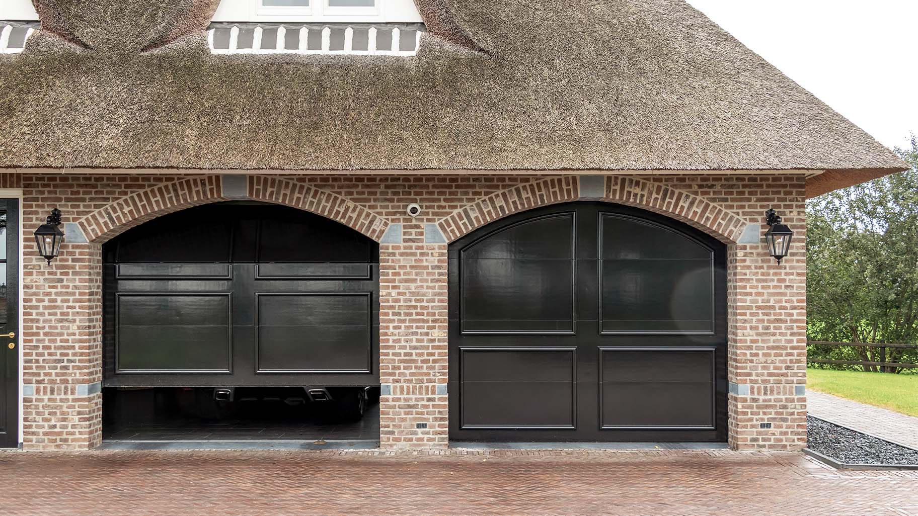 Landelijke woning met twee houten garagedeuren in klassieke stijl