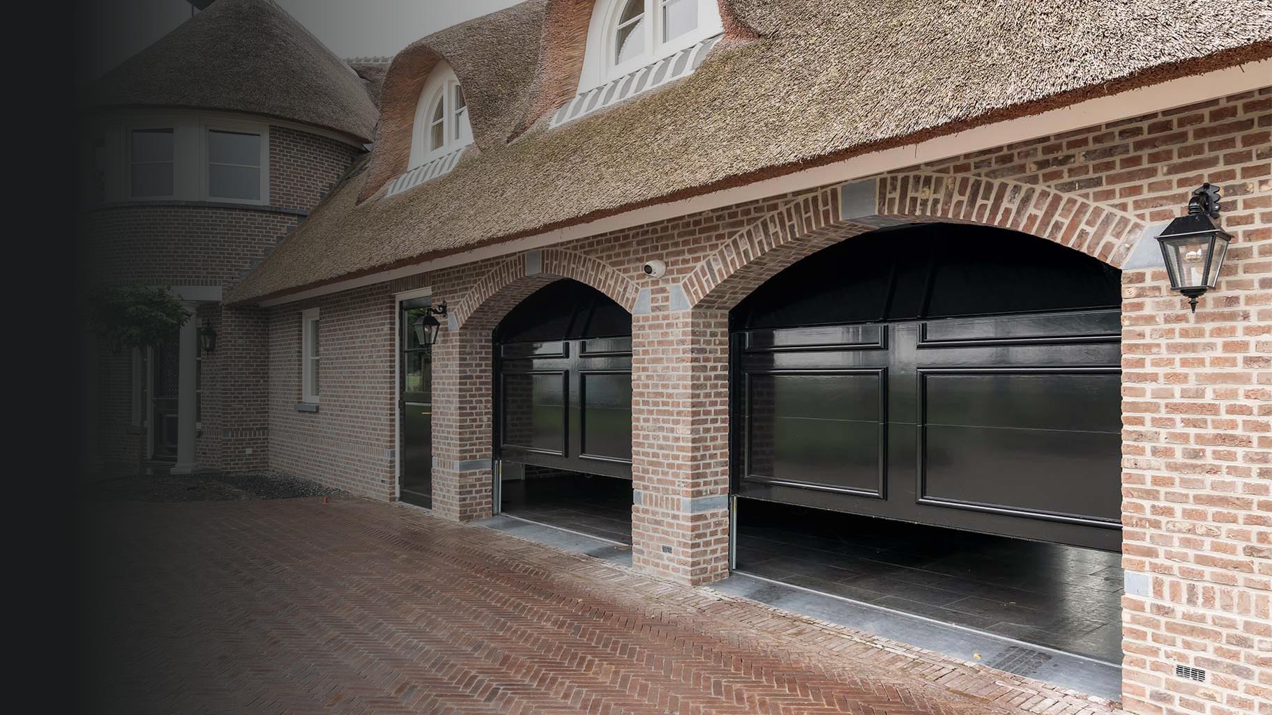 Landelijke woning met twee houten garagedeuren in klassieke stijl