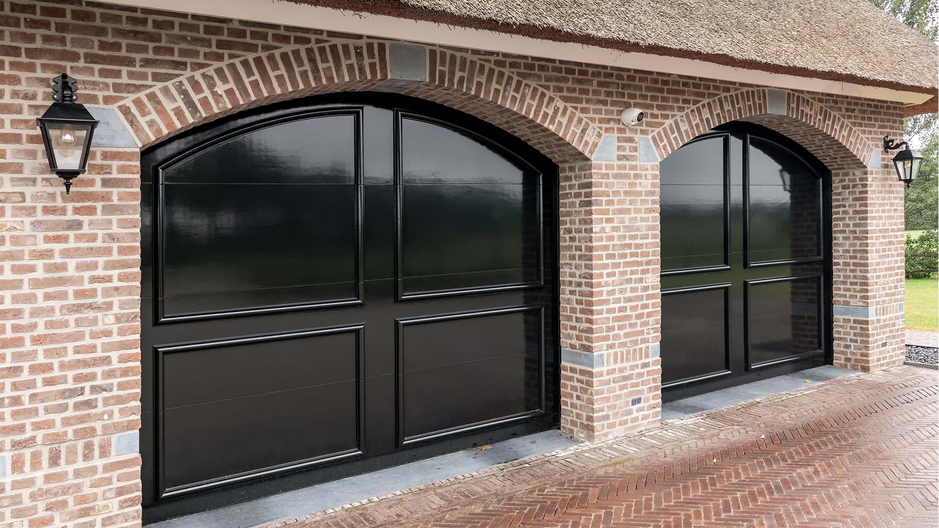 Door Different Doors op maat gemaakte houten garagedeuren voor landelijke villa