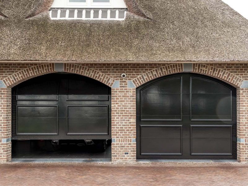 Landelijke woning met twee houten garagedeuren in klassieke stijl