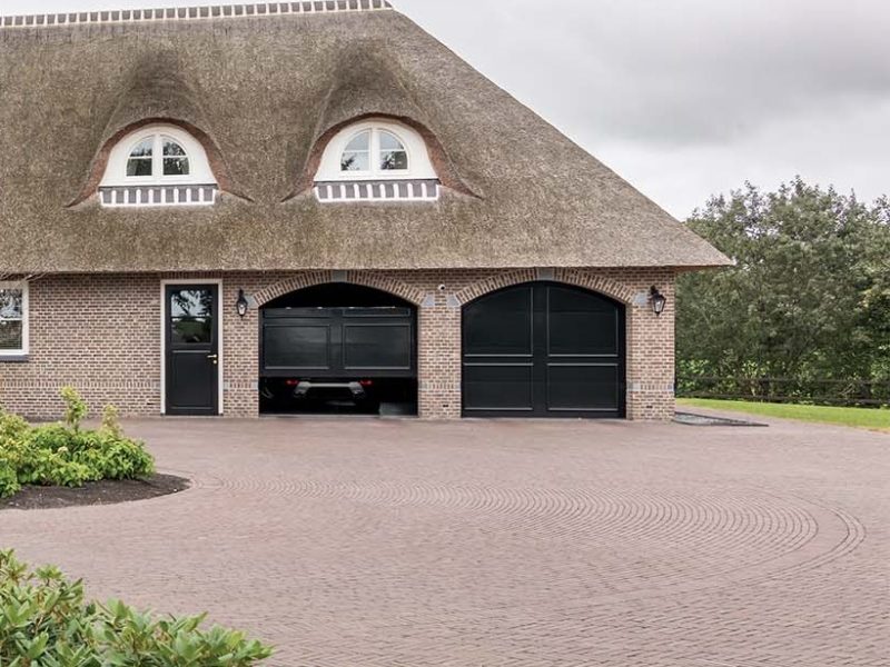 Landelijke woning met twee houten garagedeuren in klassieke stijl