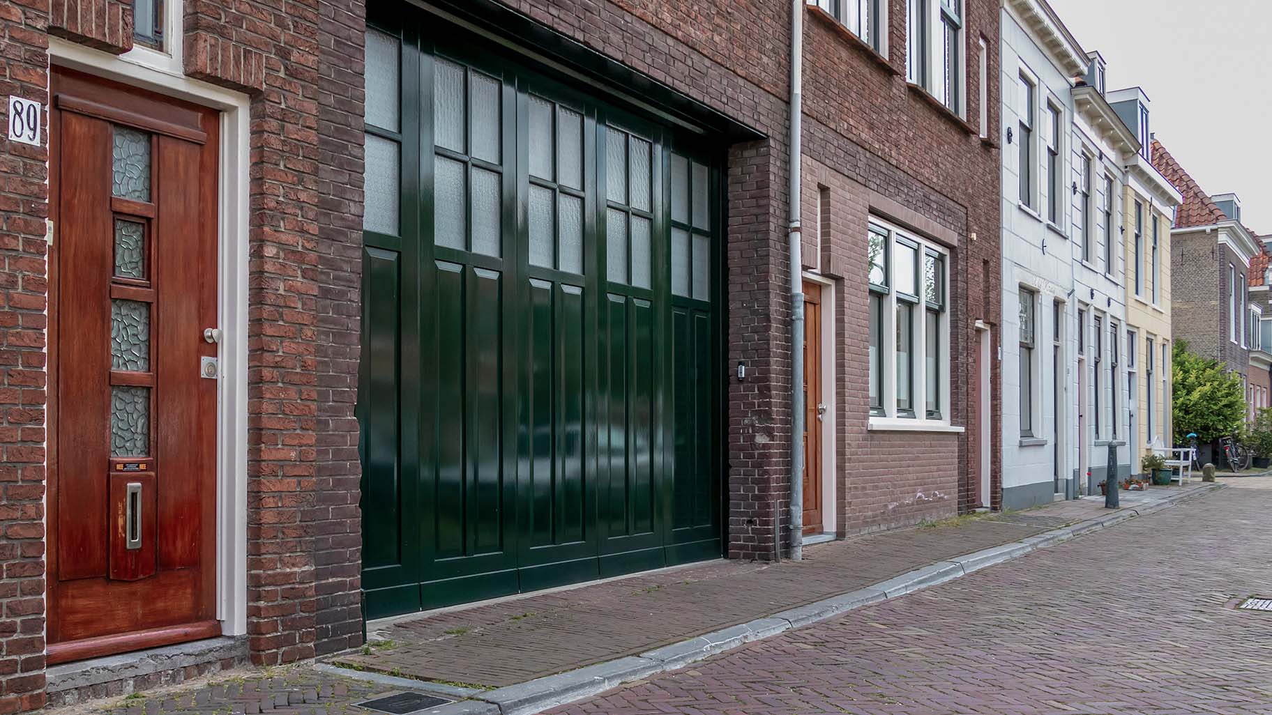 Klassieke zijwaartse garagedeur van hout met authentieke uitstraling
