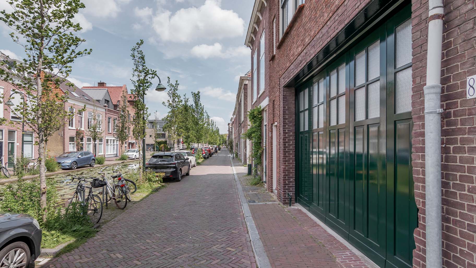 Klassieke zijwaartse garagedeur van hout met authentieke uitstraling