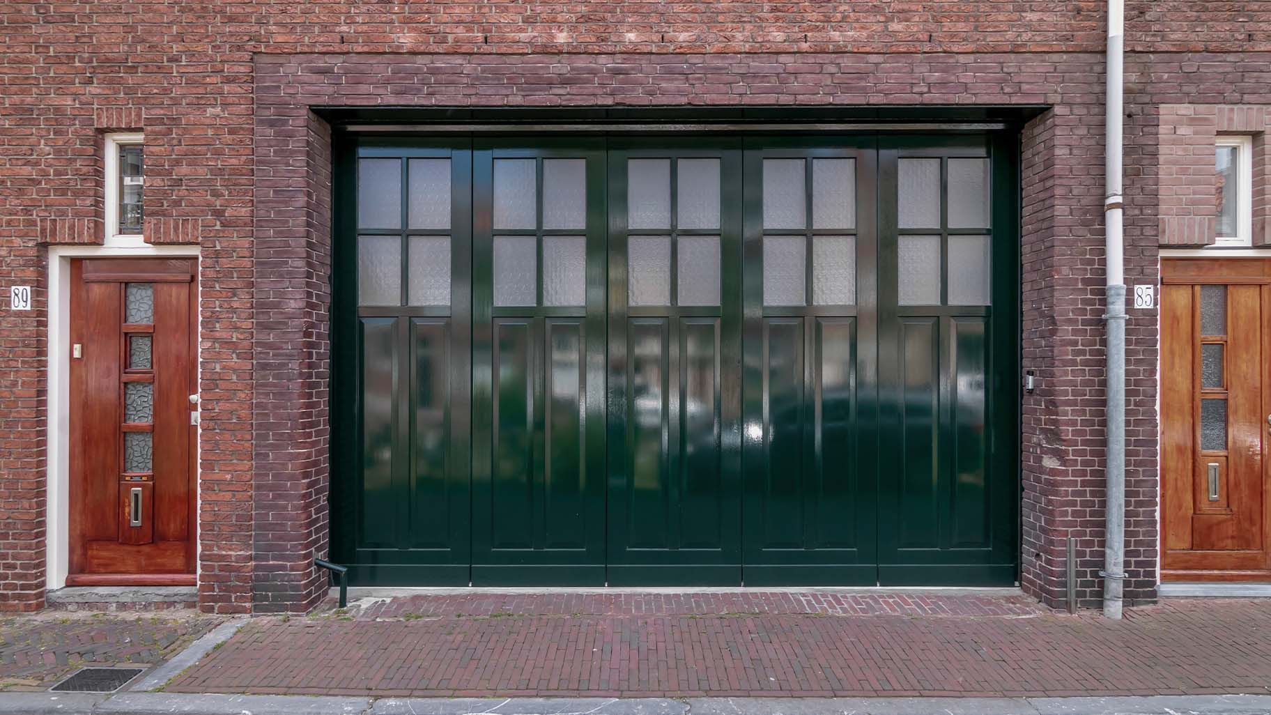 Klassieke zijwaartse garagedeur van hout met authentieke uitstraling