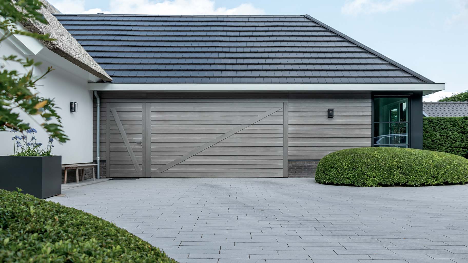Luxe houten garagedeur modern landelijke woning