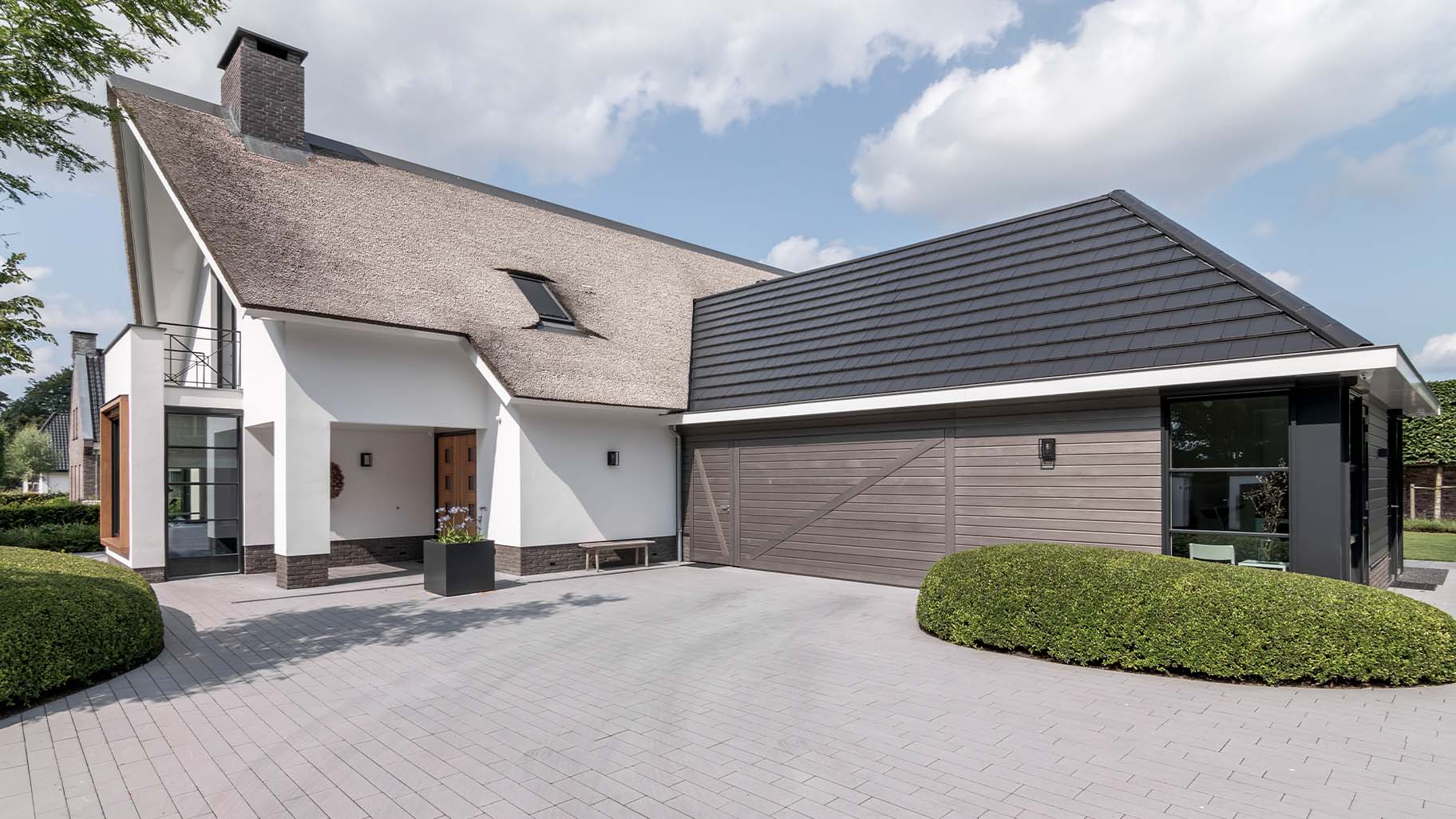Luxe houten garagedeur modern landelijke woning