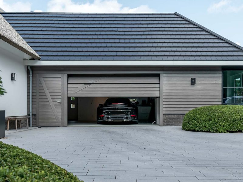 Luxe houten garagedeur modern landelijke woning Different Doors