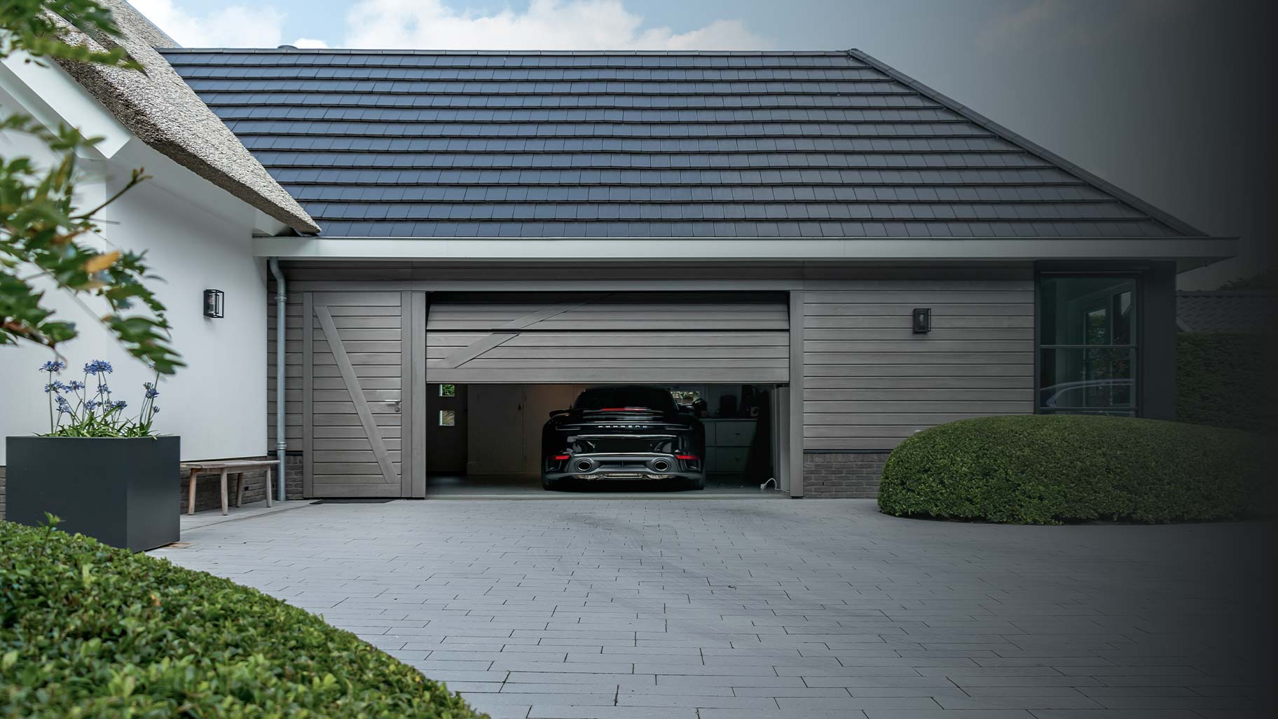 Luxe houten garagedeur modern landelijke woning Different Doors