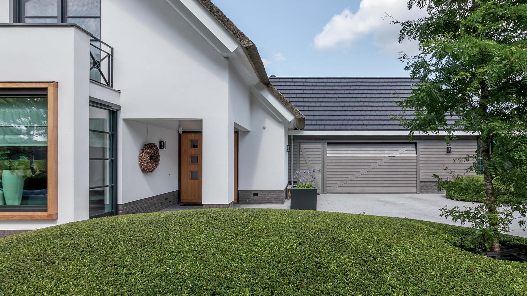 Modern landelijke woning houten garagedeur - Different Doors