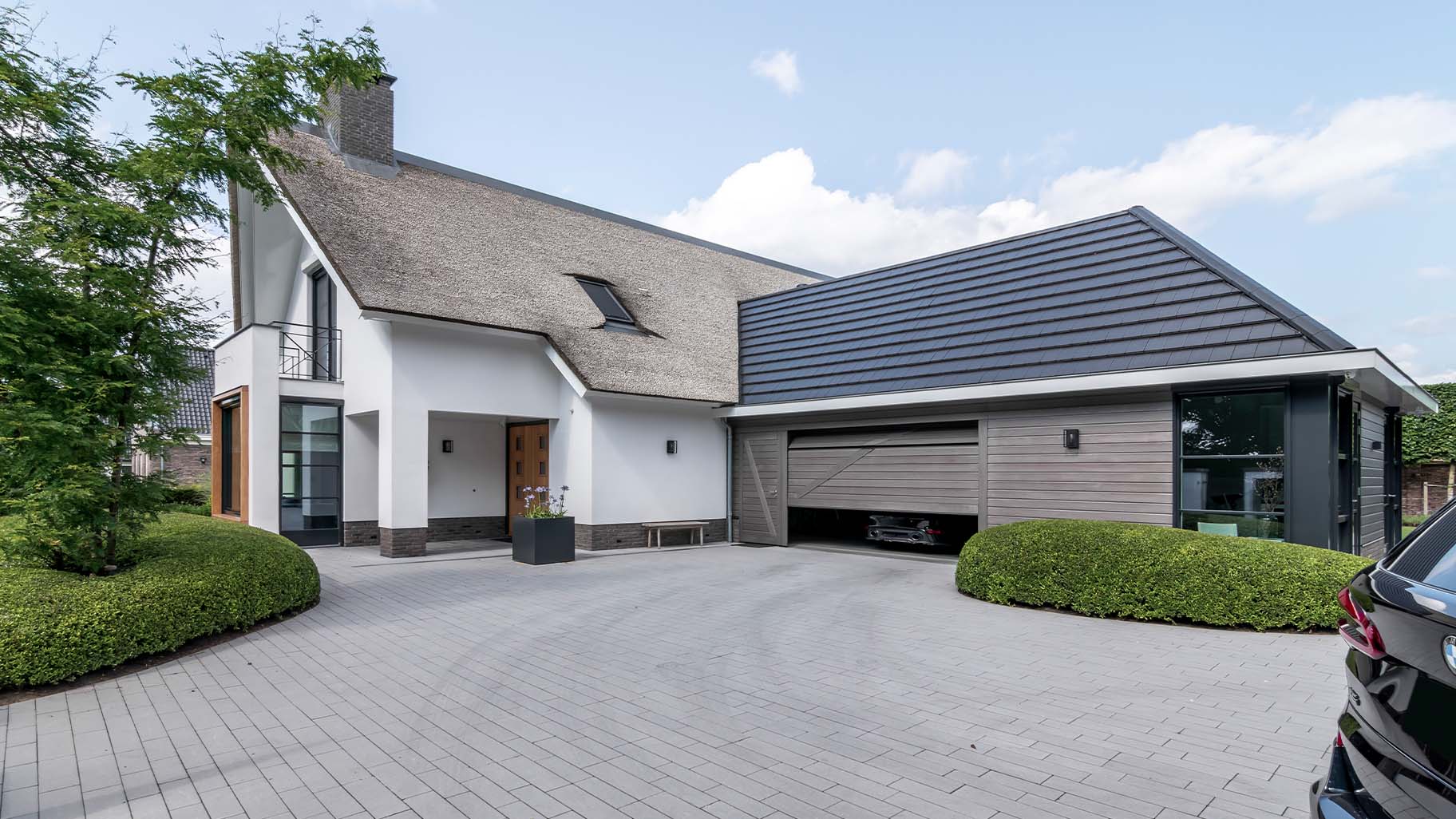 Houten garagedeur voor nieuwbouw woning