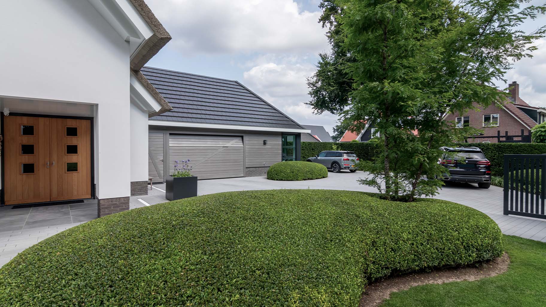 Modern landelijke woning houten garagedeur - Different Doors