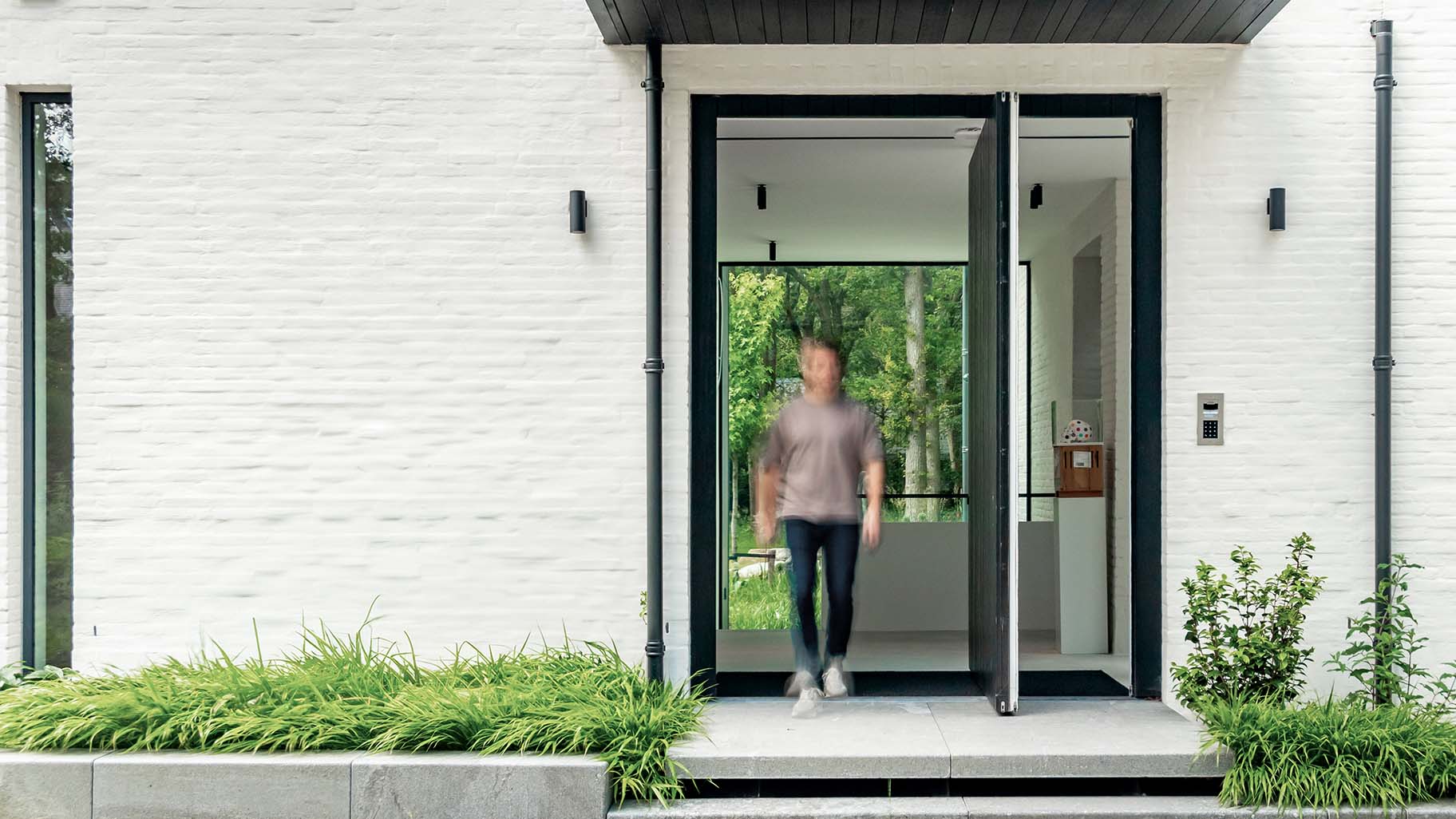 Pivoterende houten taatsdeur als voordeur