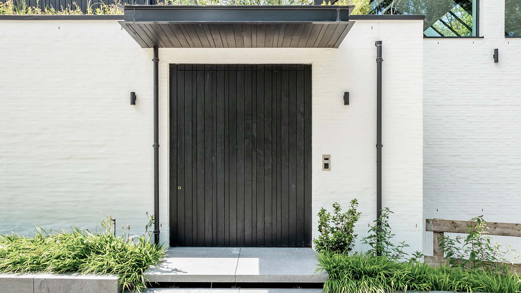 Pivoterende houten taatsdeur als voordeur