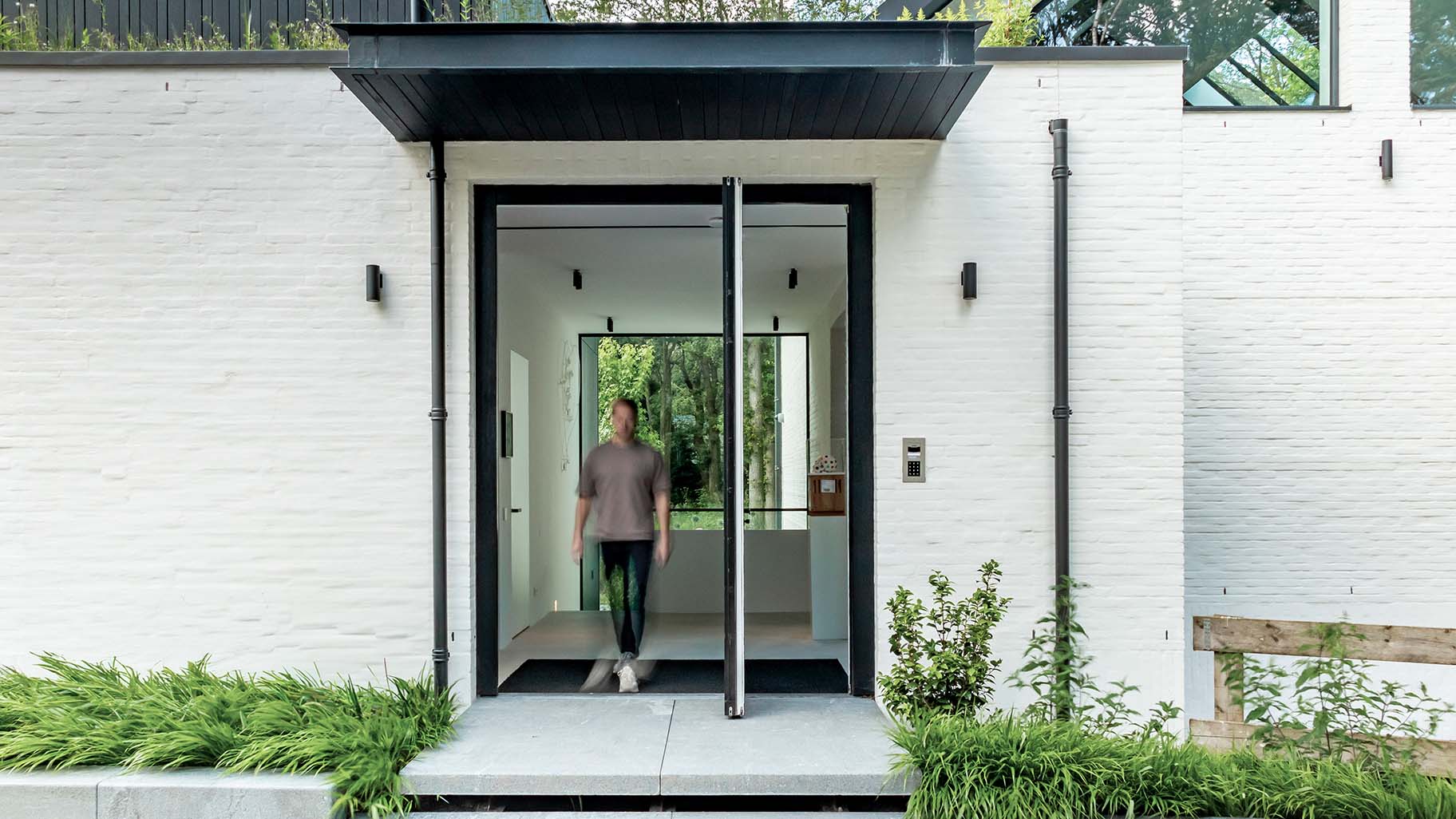 Pivoterende houten taatsdeur als voordeur