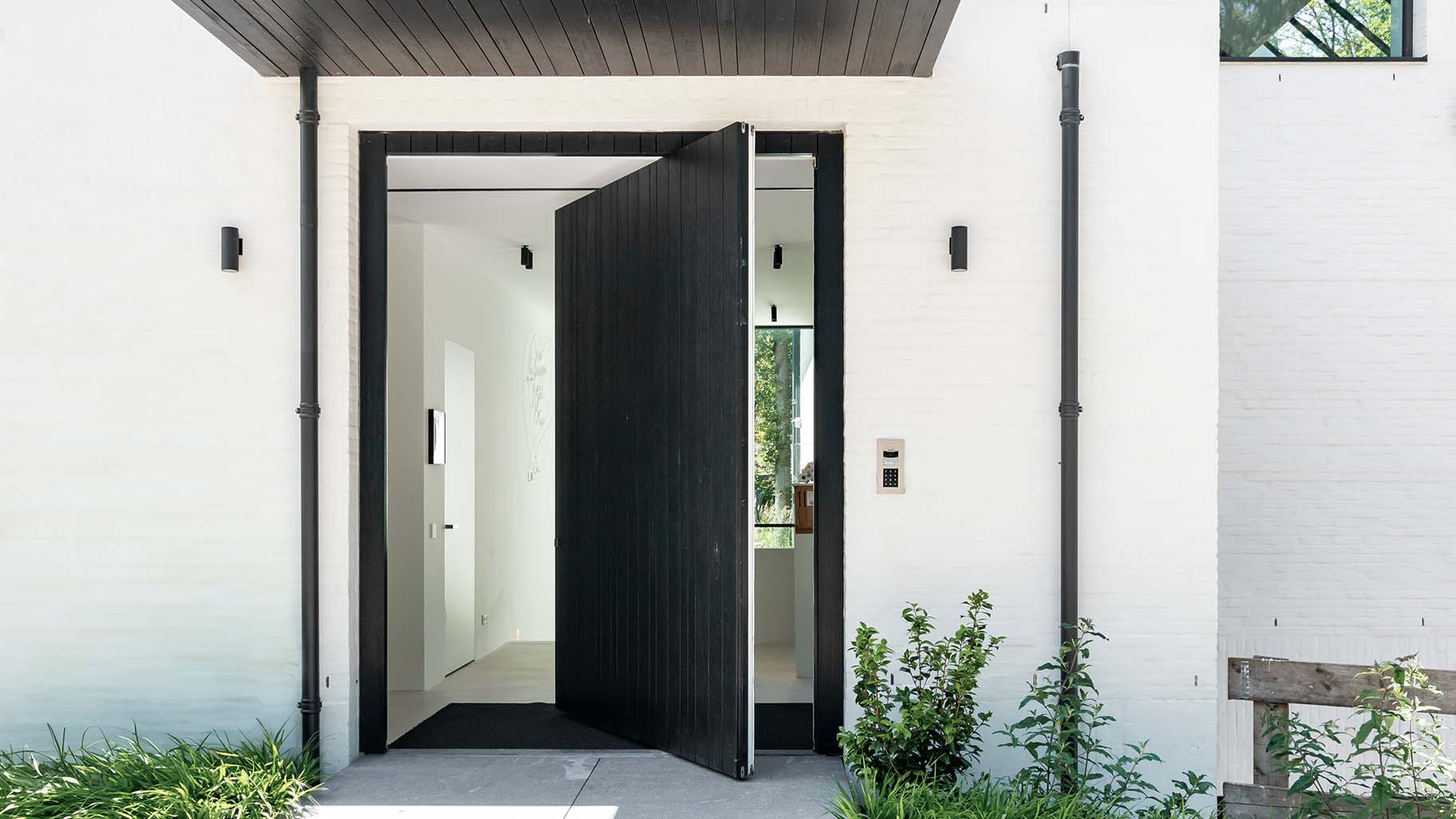 Pivoterende houten taatsdeur als voordeur