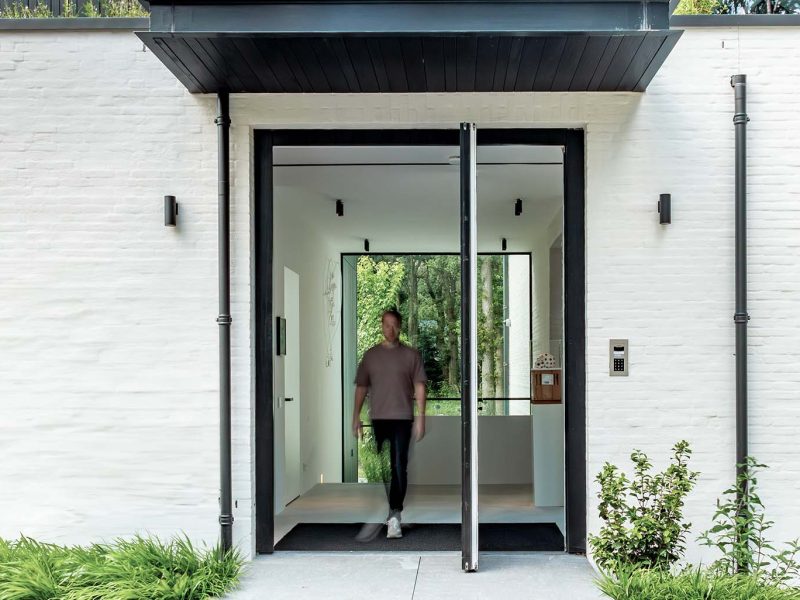 Pivoterende houten taatsdeur als voordeur