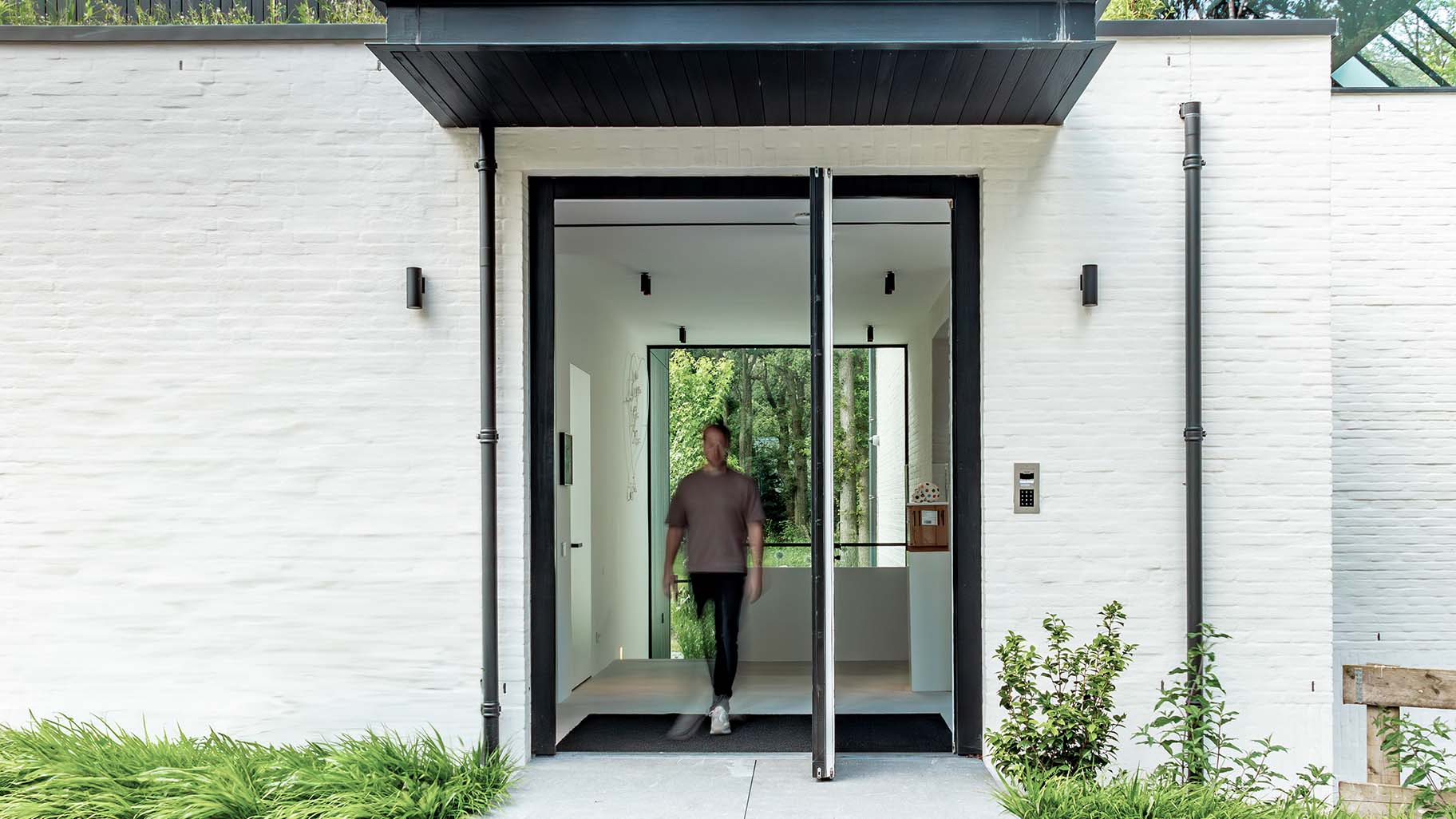 Pivoterende houten taatsdeur als voordeur