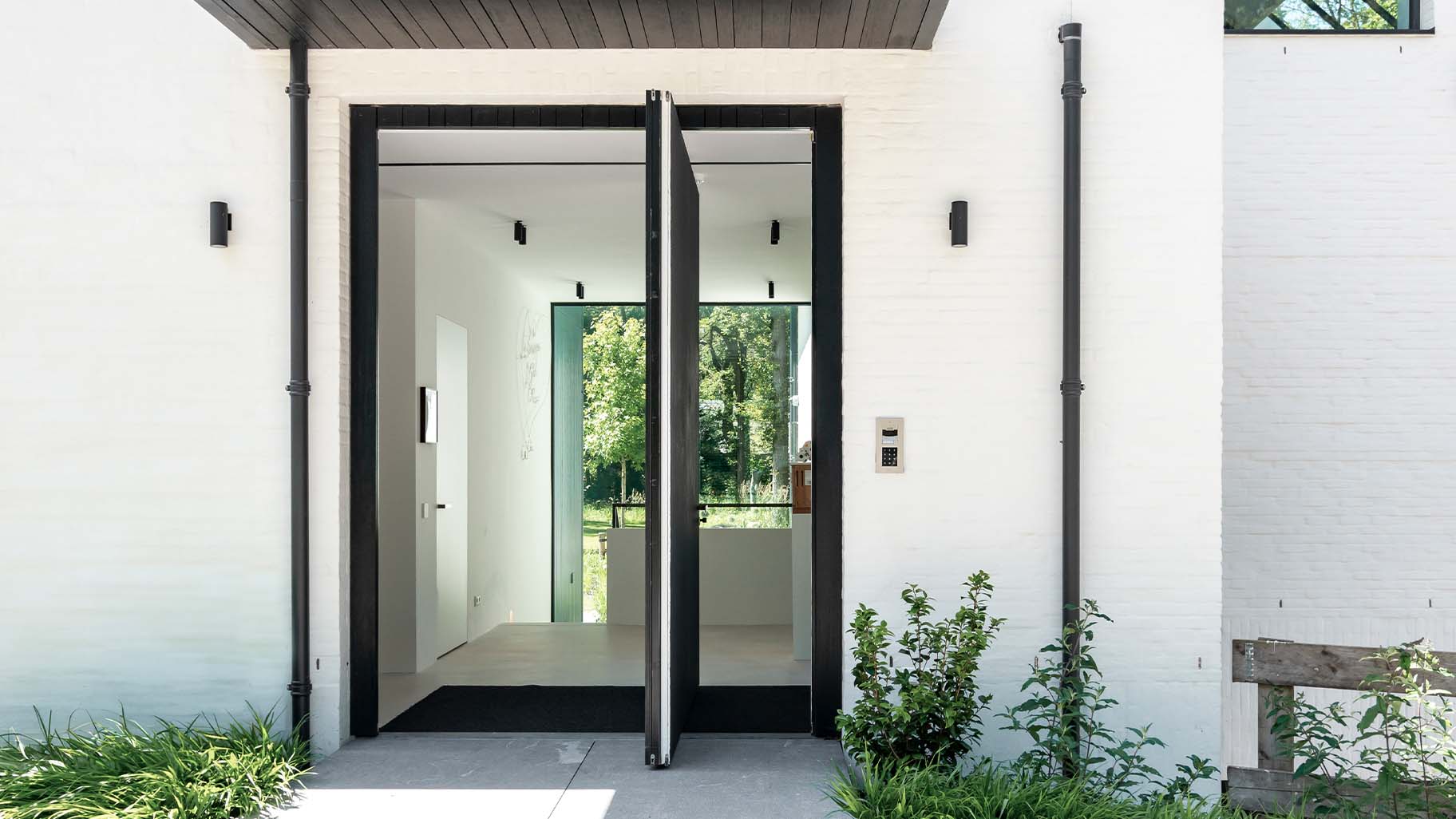 Pivoterende houten taatsdeur als voordeur