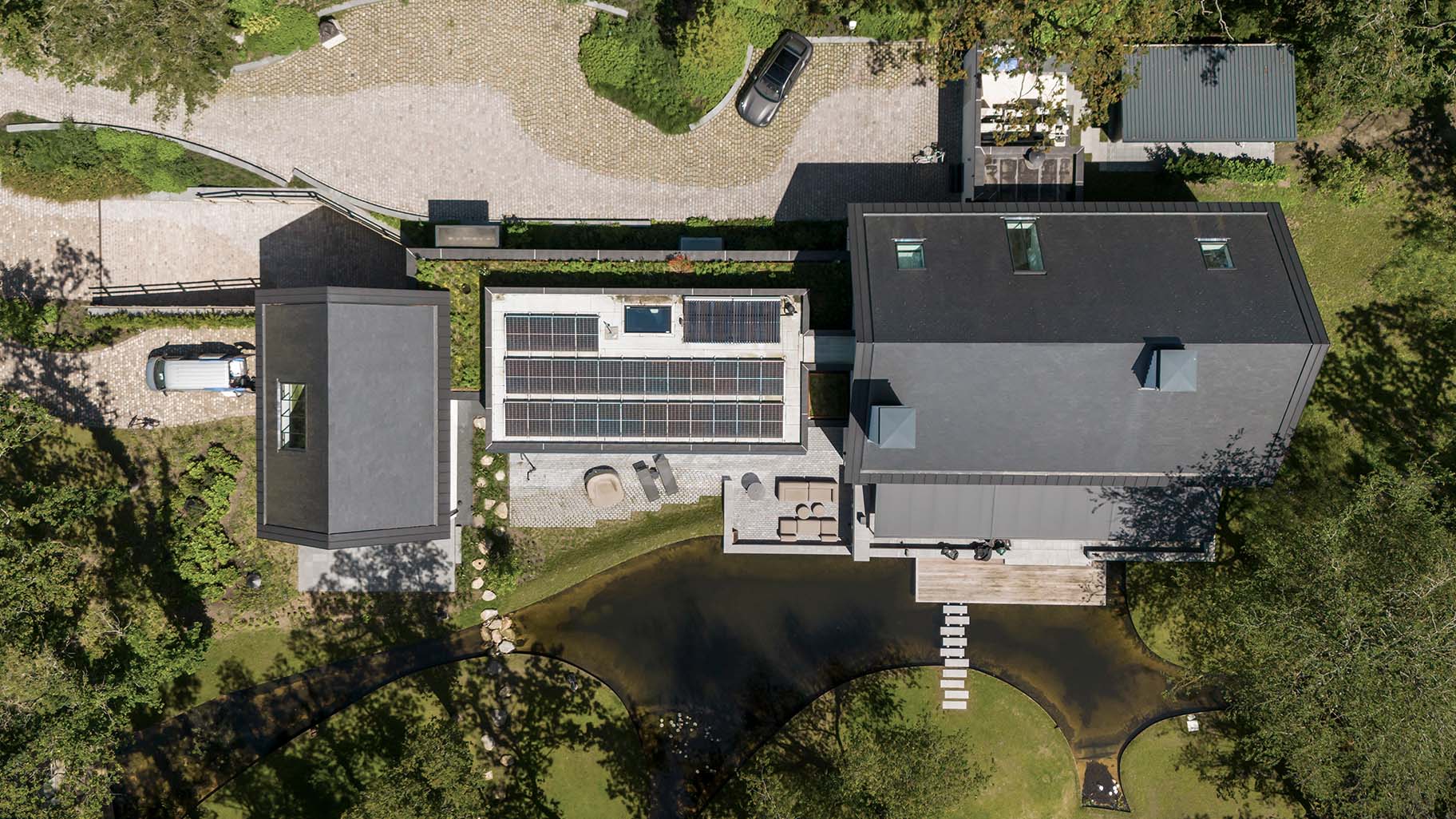 Pivoterende houten taatsdeur en garagedeur in dezelfde stijl different doors