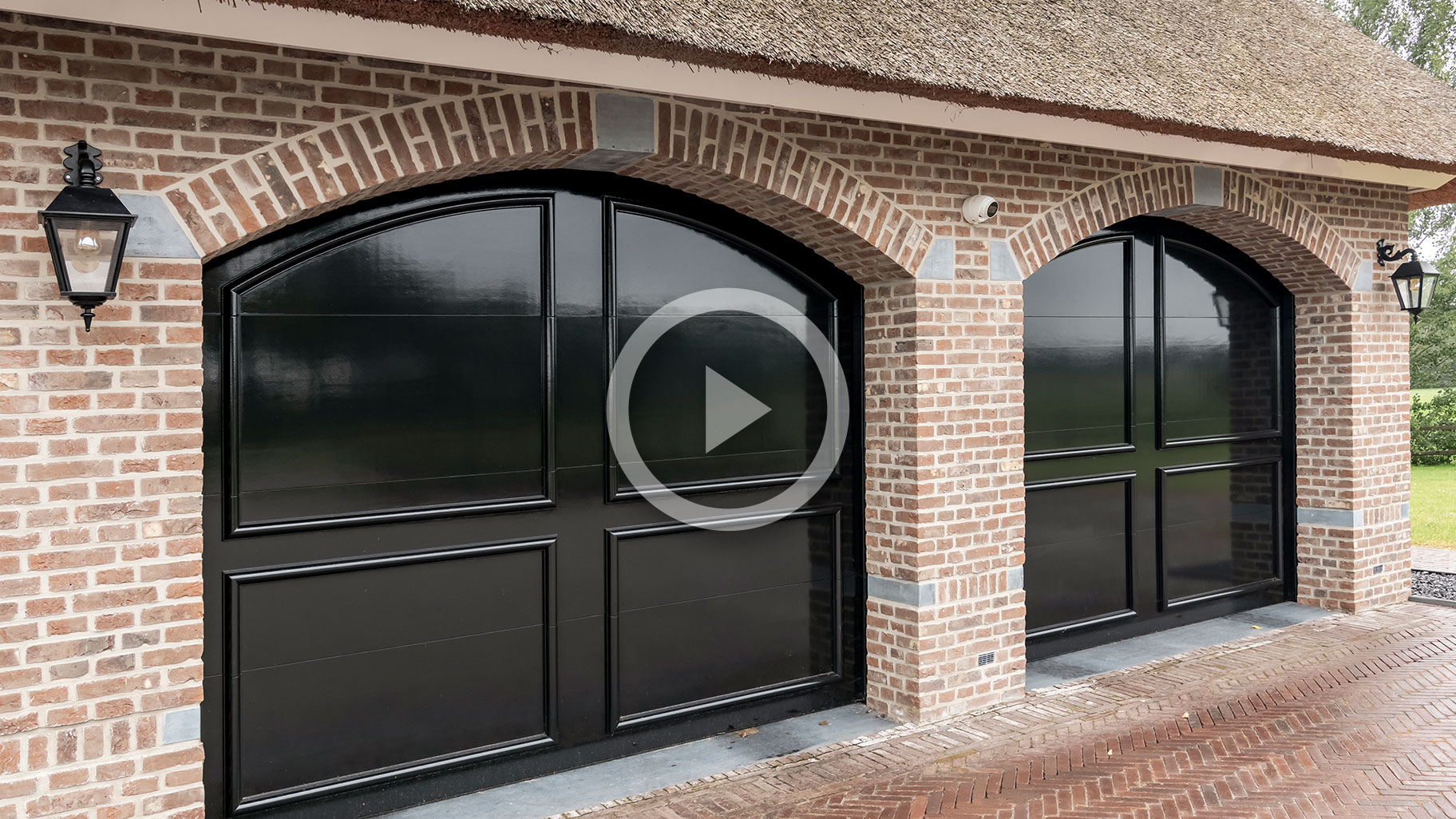 Getoogde garagedeur Different Doors video