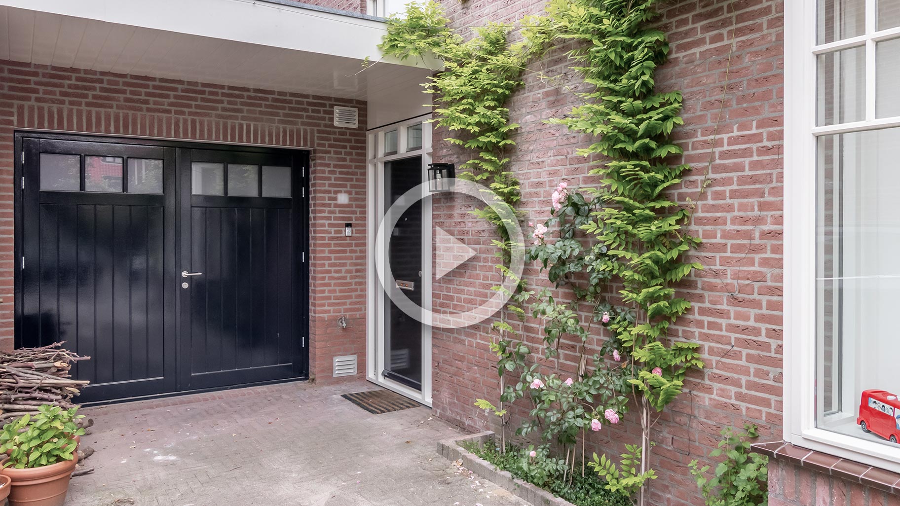 Video openslaande garagedeuren