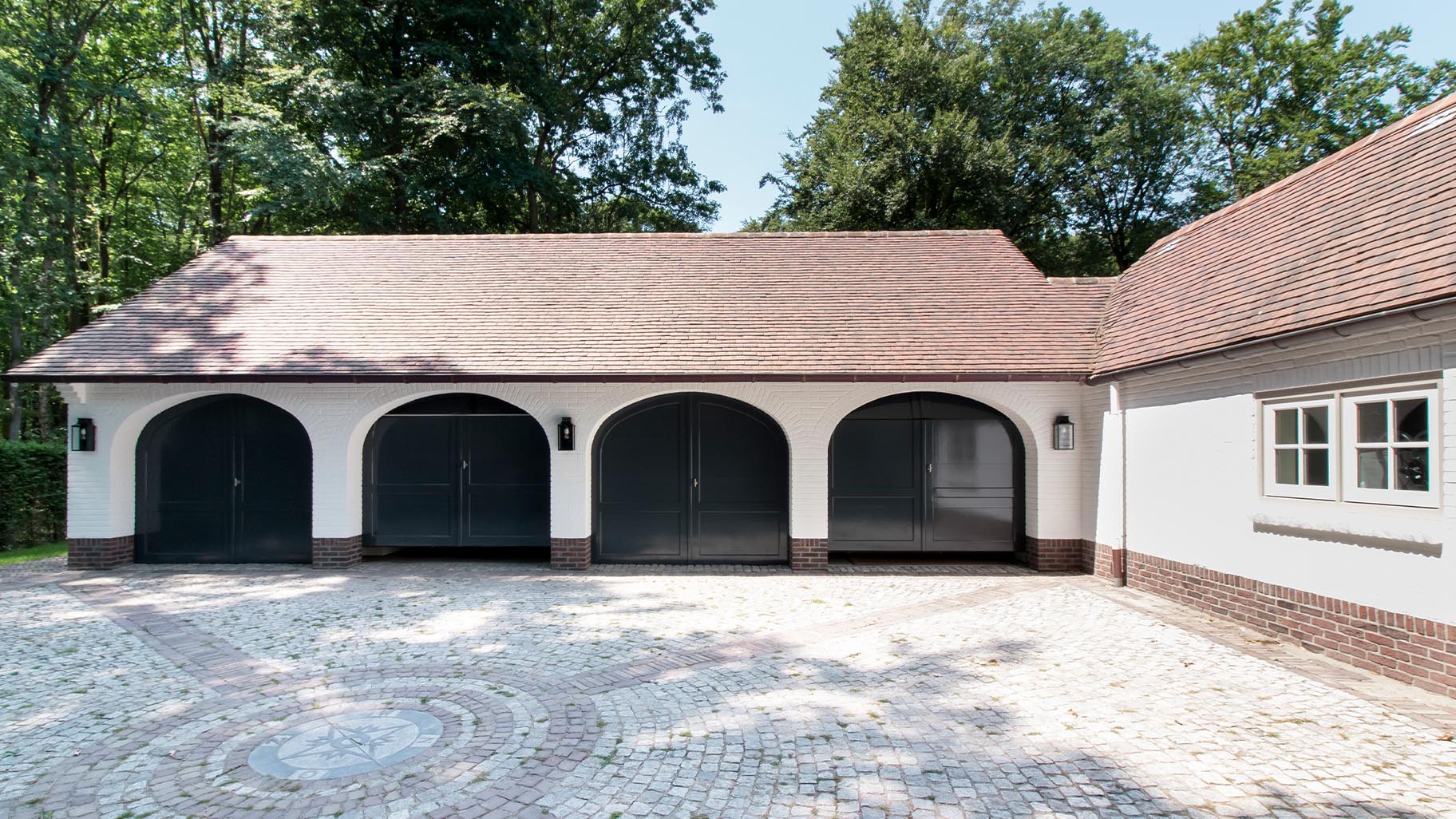 Vier garagedeuren identieke stijl