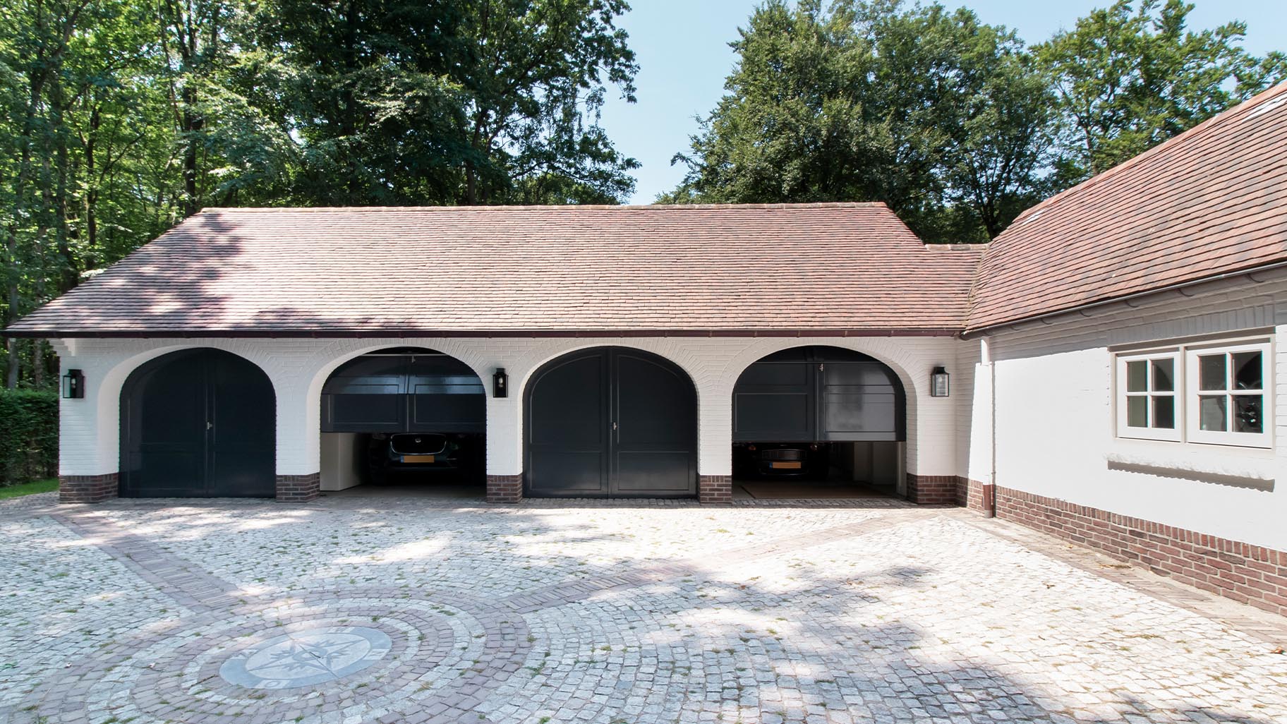 Vier garagedeuren identieke stijl