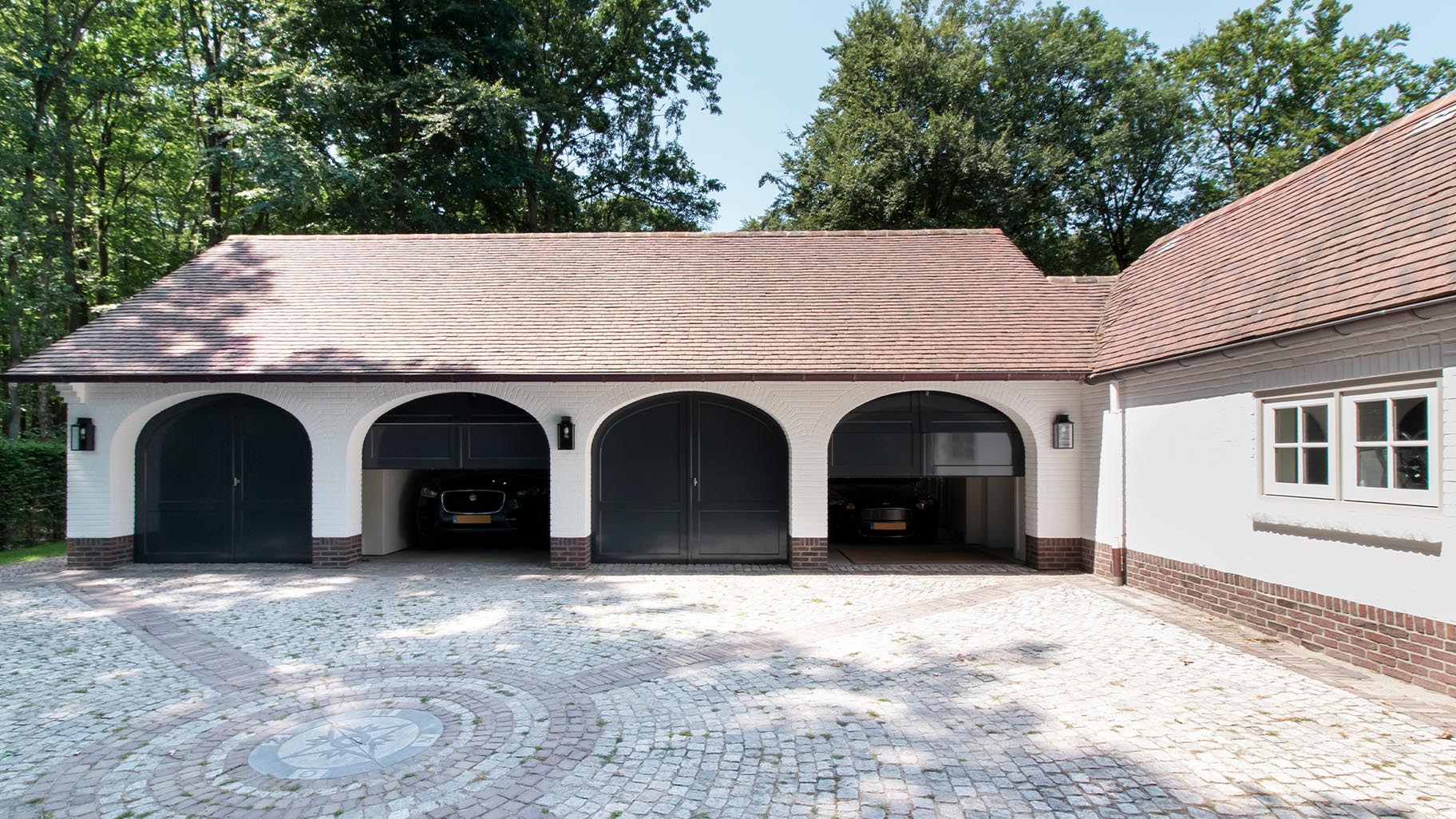 Vier garagedeuren identieke stijl