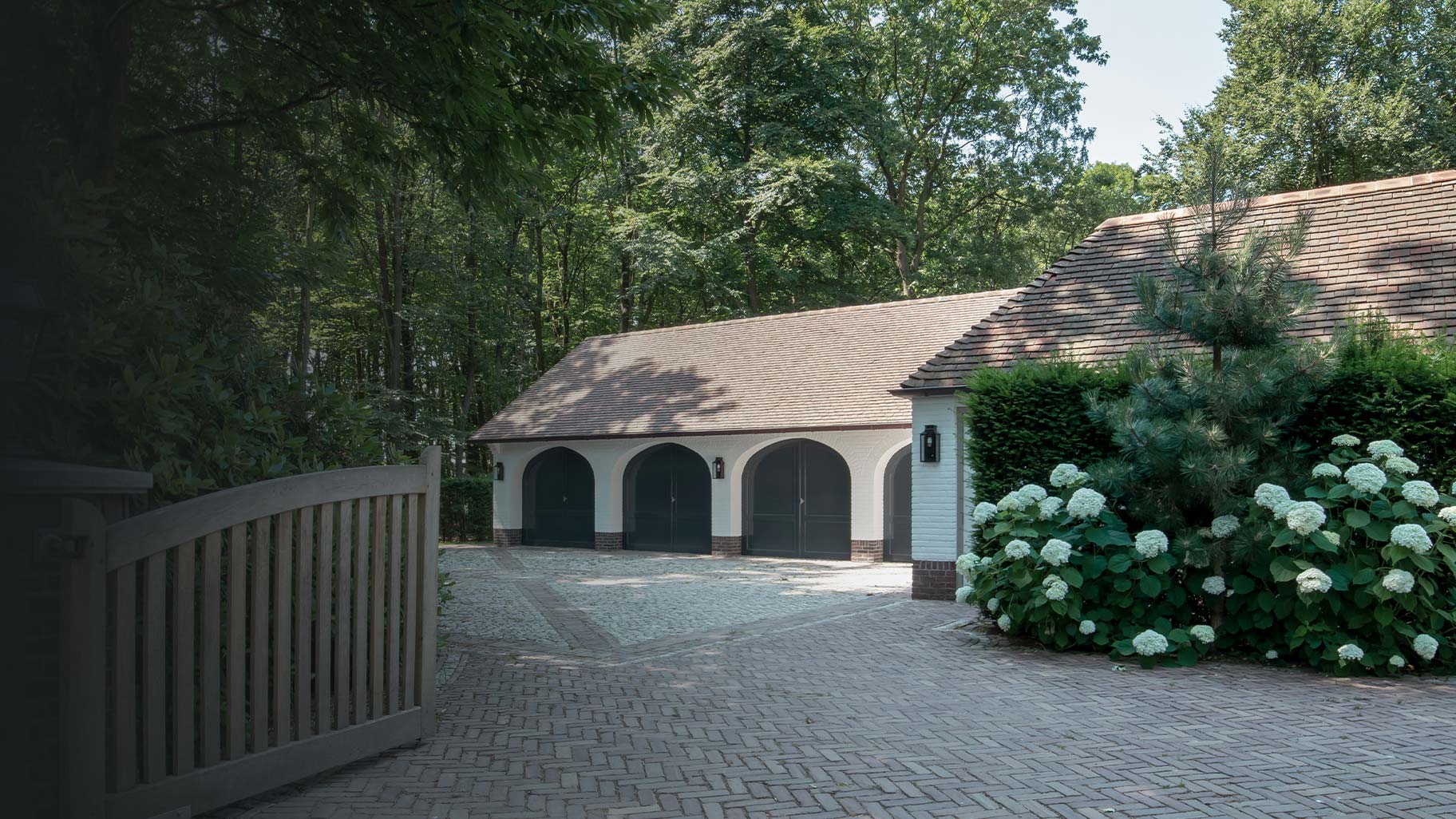 Elektrische houten garagedeuren in stijl van houten openslaande garagedeuren