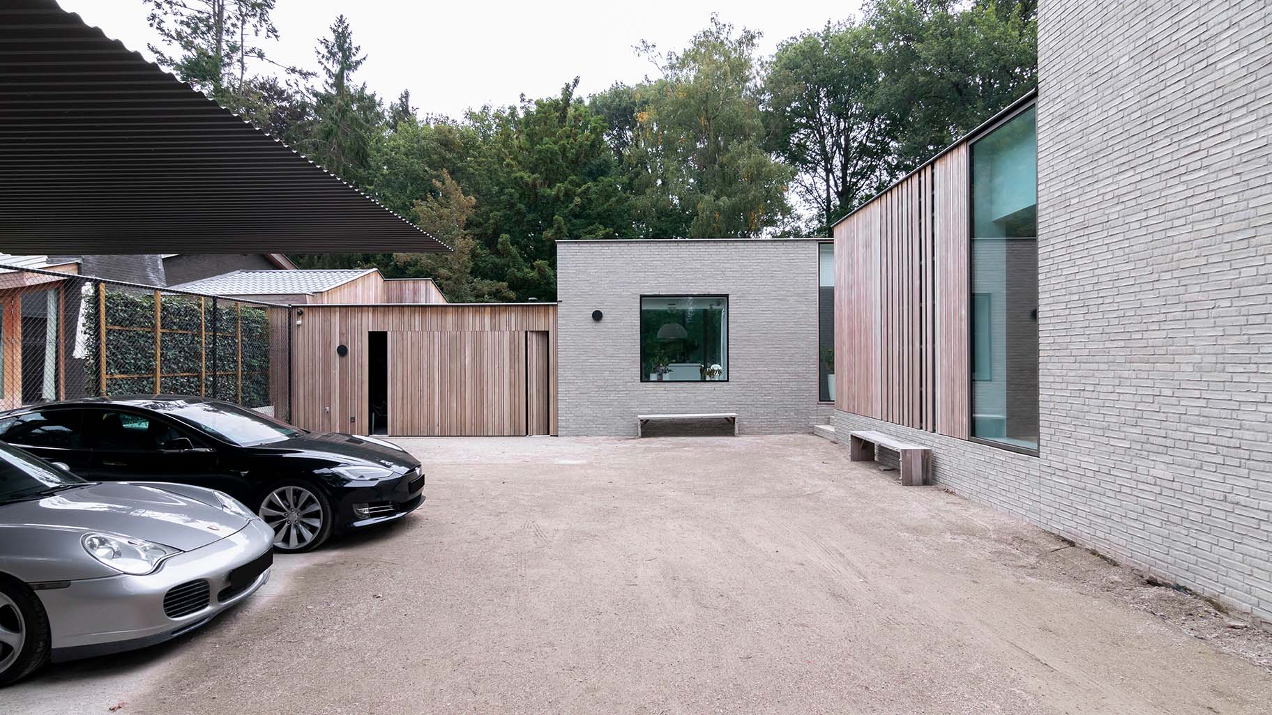 Zijdelingse garagedeur van hout Different Doors