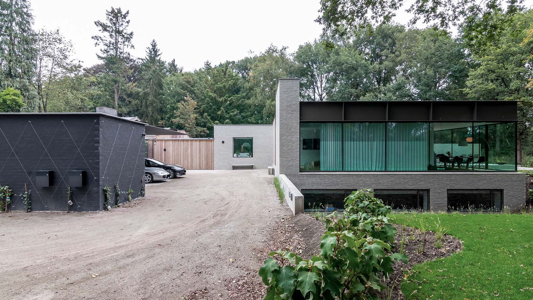 Zijdelingse houten garagedeur different doors