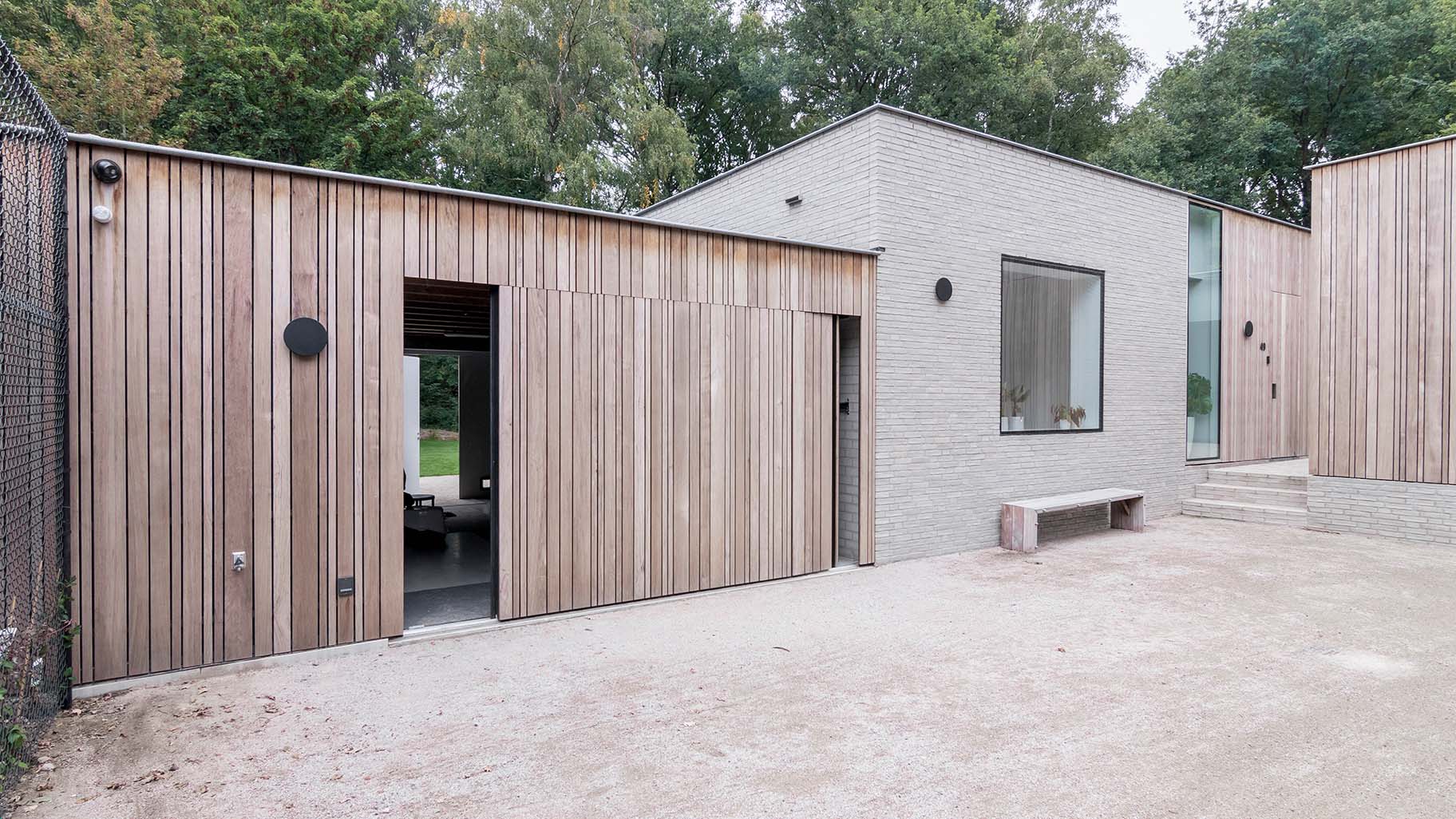 Zijdelingse houten garagedeur different doors