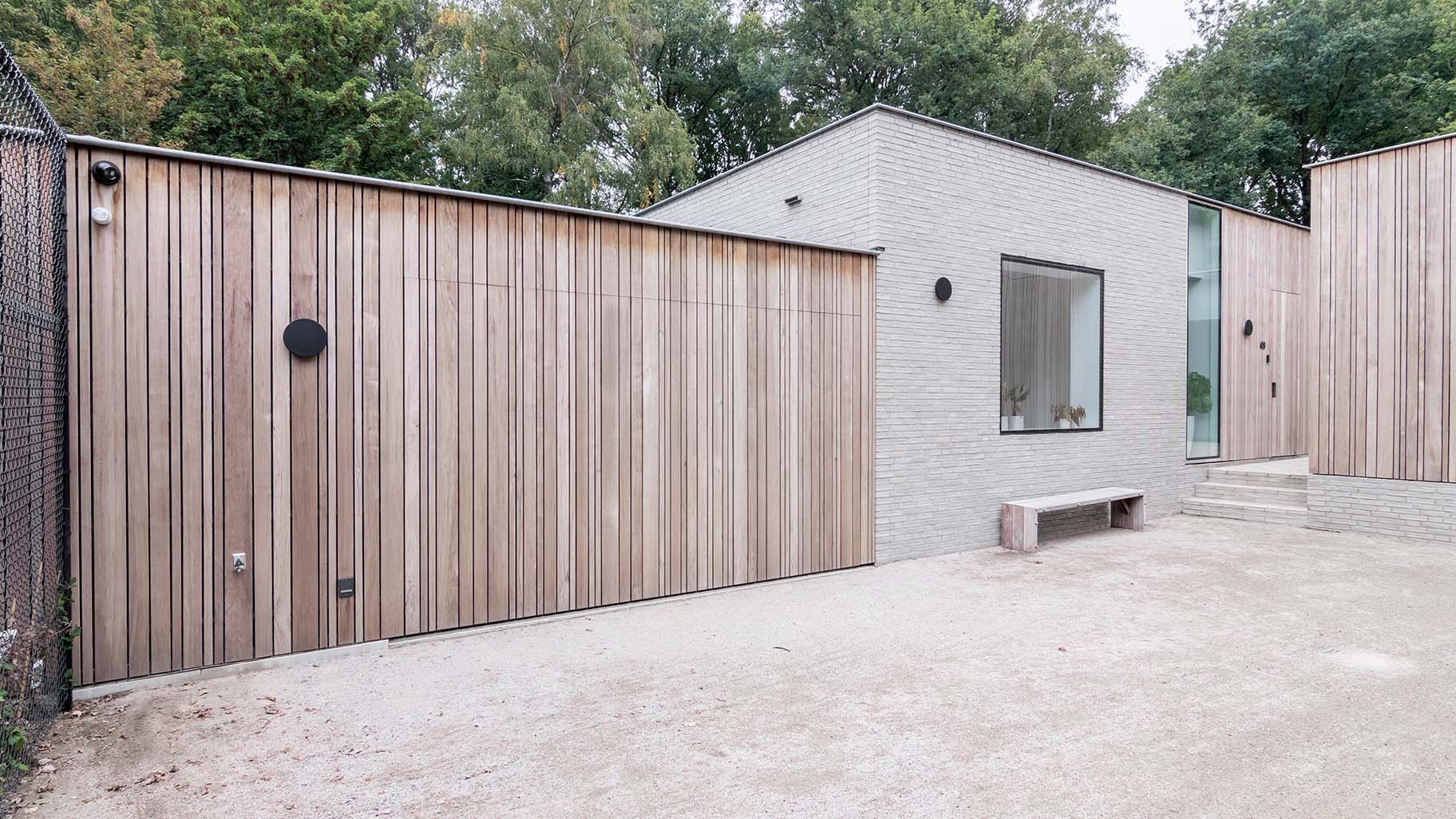 Zijdelingse houten garagedeur