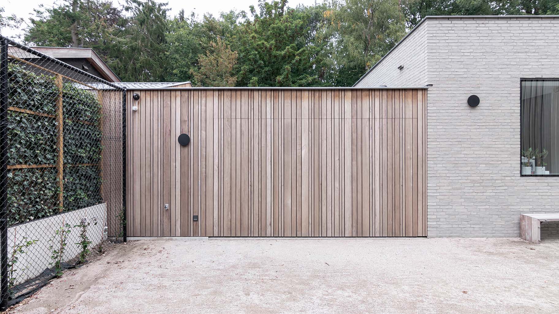 Zijdelingse garagedeur Different Doors