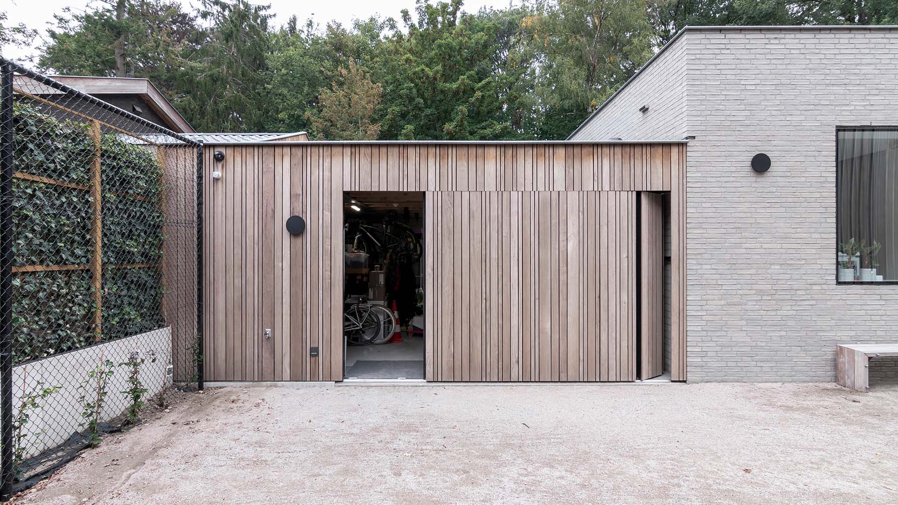 Zijdelingse garagedeur van hout Different Doors
