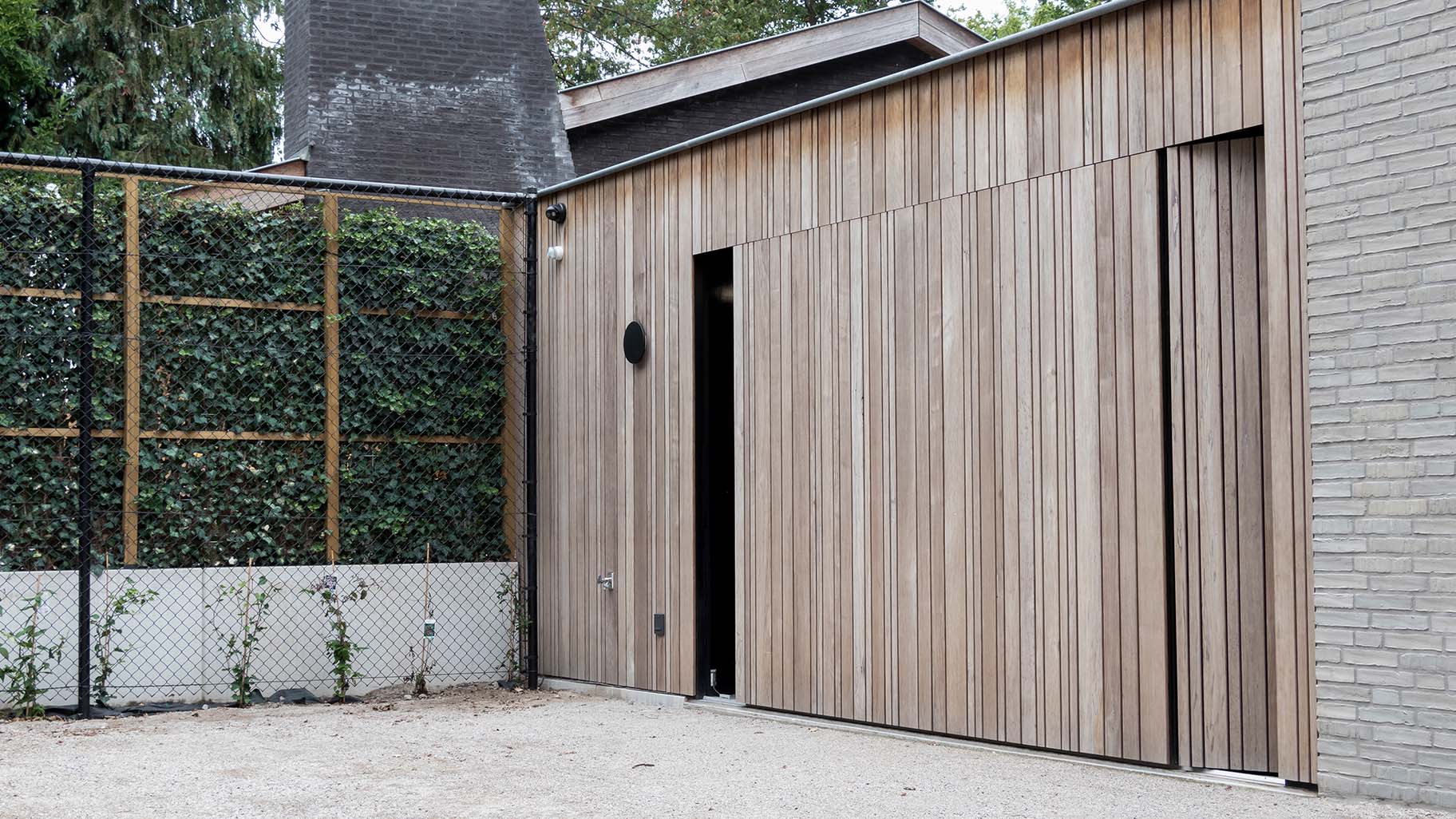 Zijdelingse houten garagedeur different doors