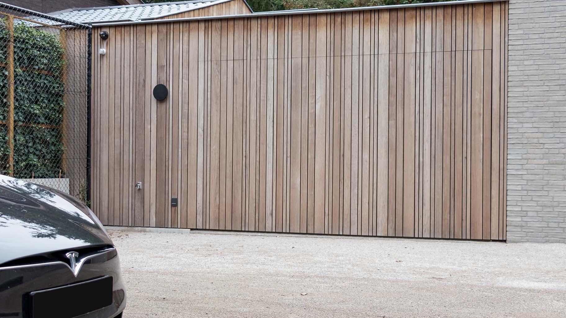 Zijdelingse houten garagedeur different doors