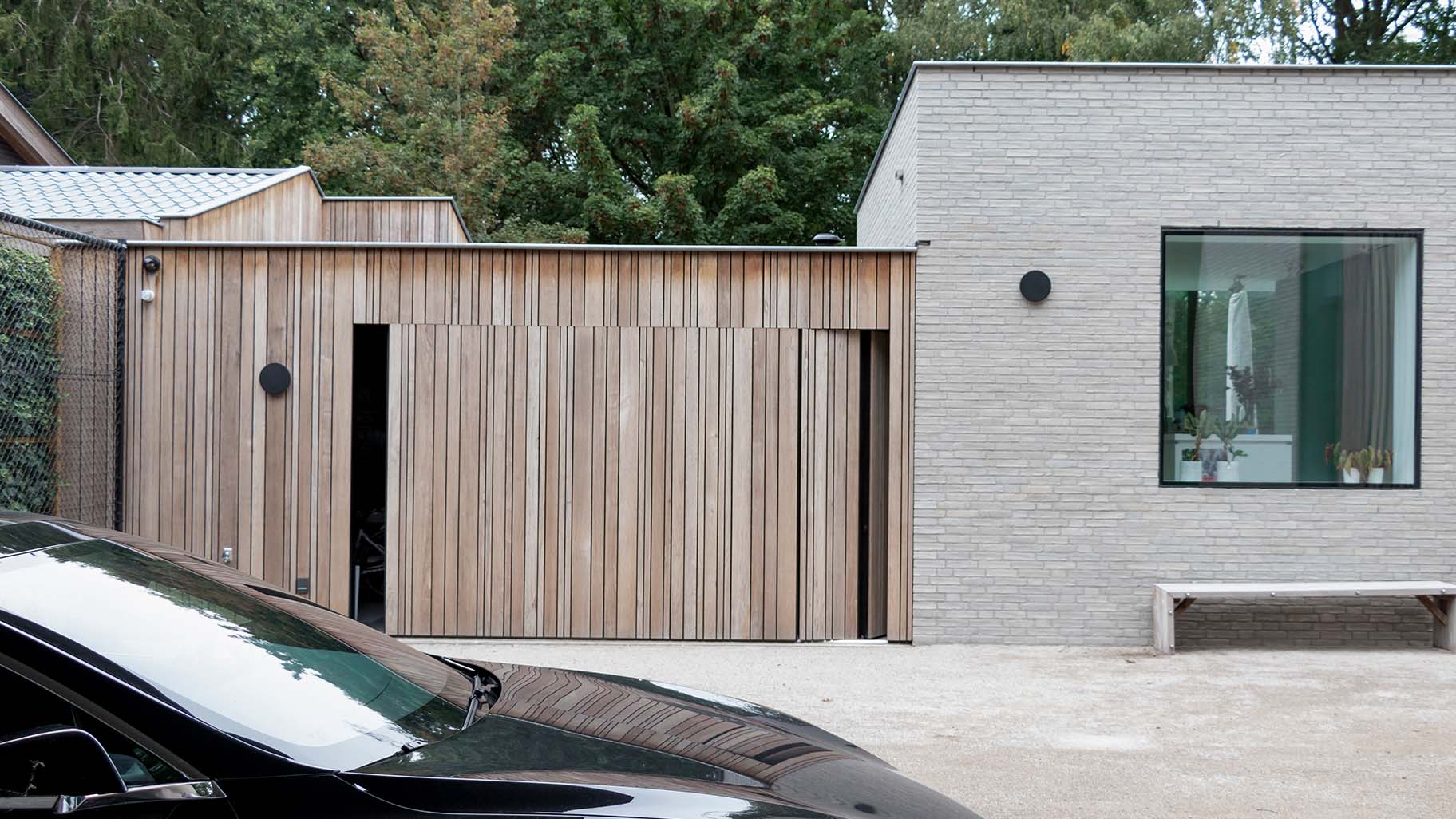 Zijdelingse houten garagedeur different doors