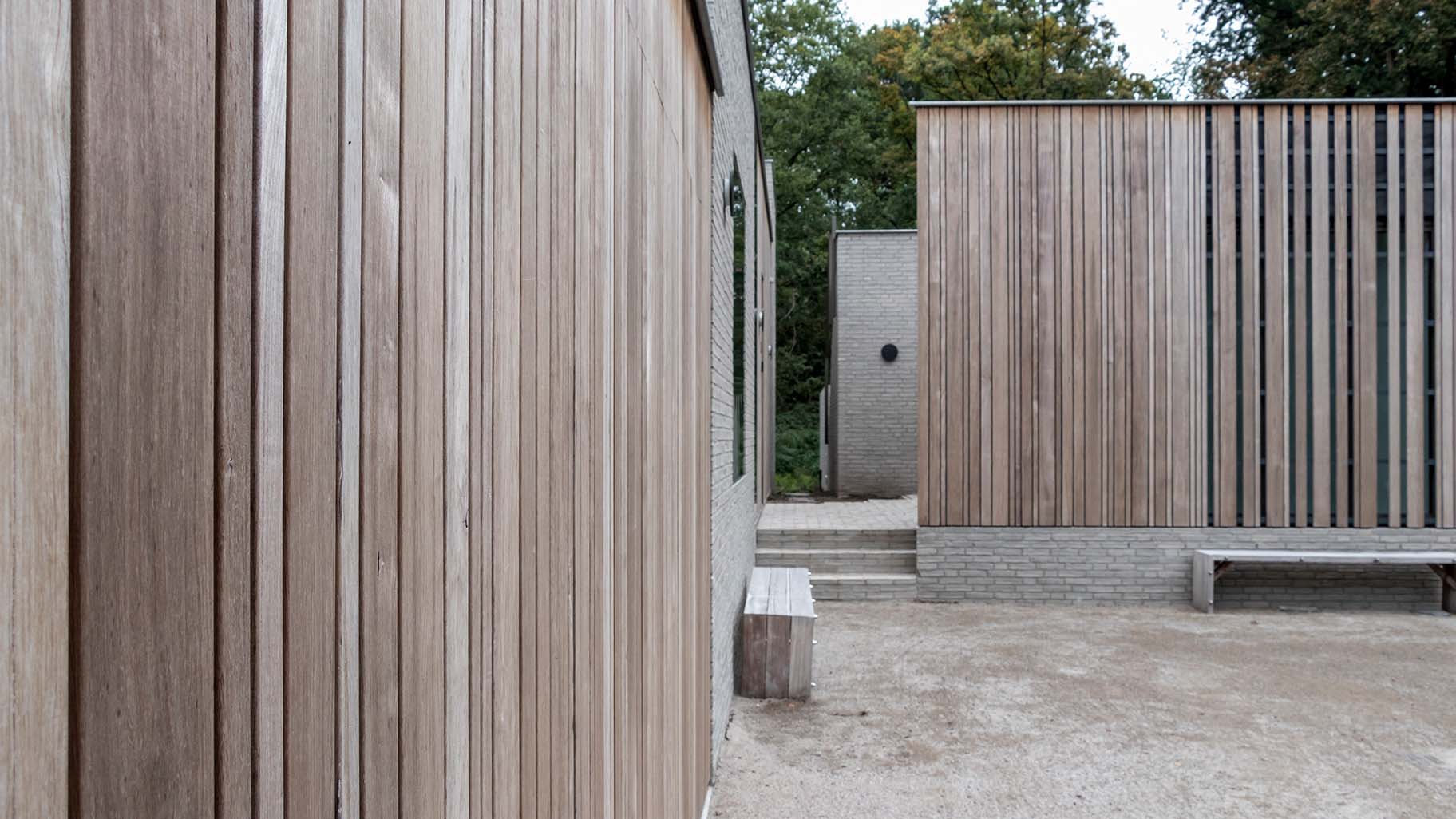 Zijdelingse garagedeur Different Doors