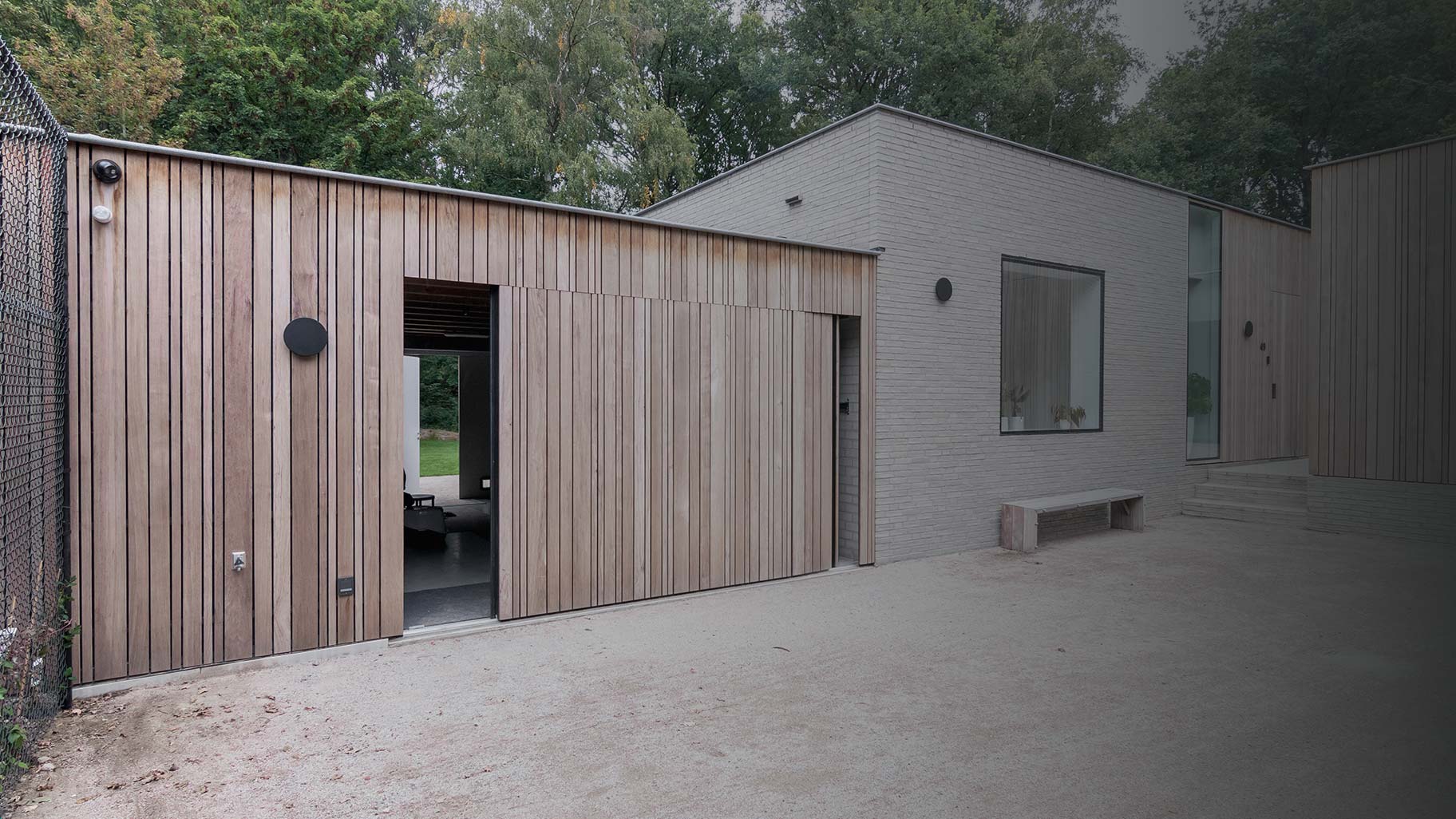 Zijdelingse garagedeur Different Doors