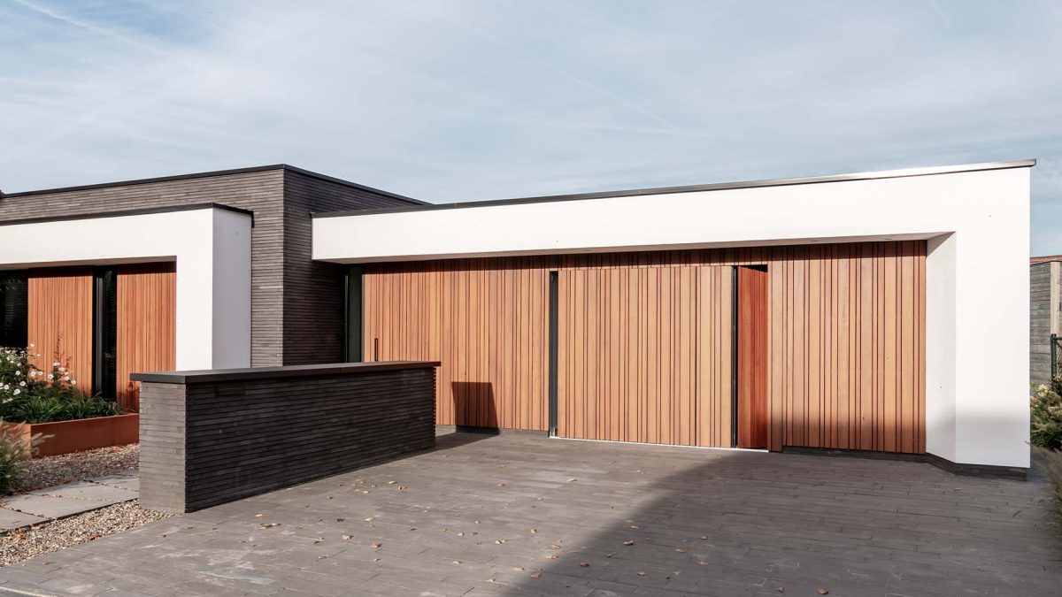 Different Doors zijwaartse garagedeur van fraké hout, naadloos geïntegreerd in moderne woning