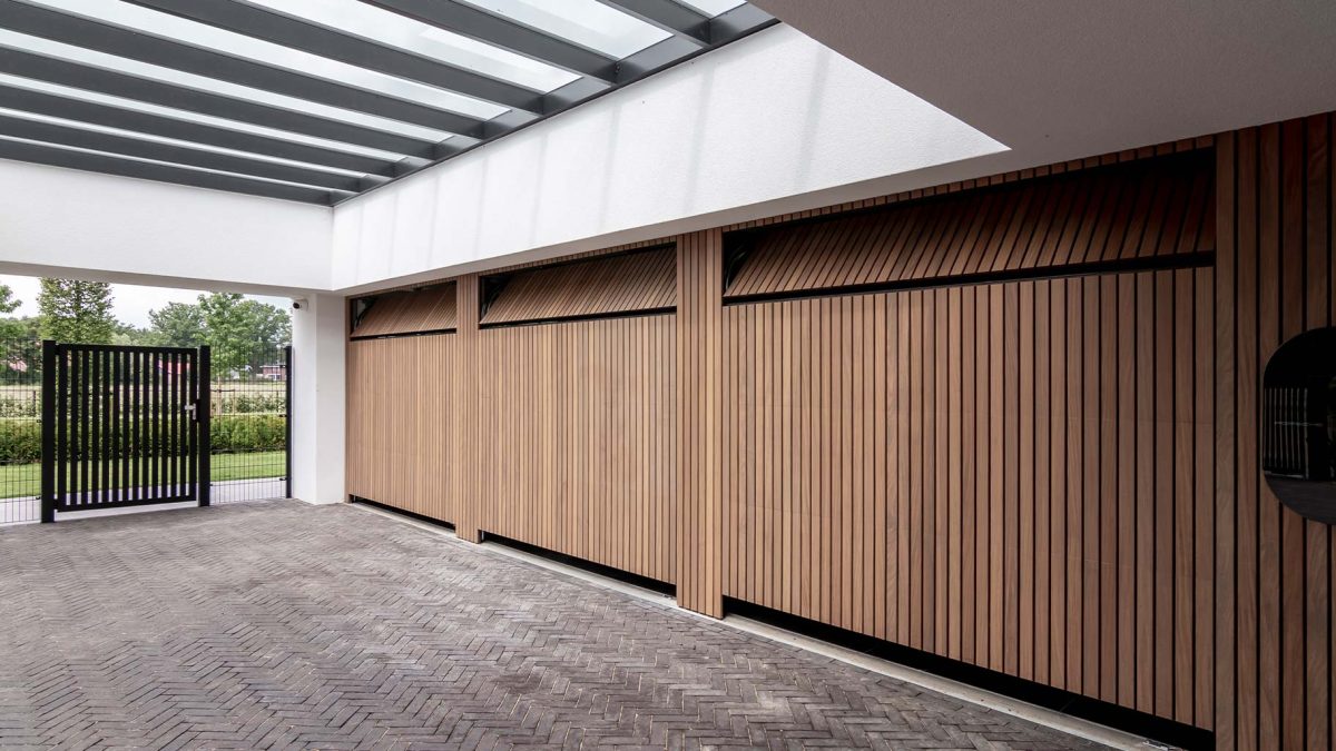 Garagedeur Different Doors smalle latten afrormosia