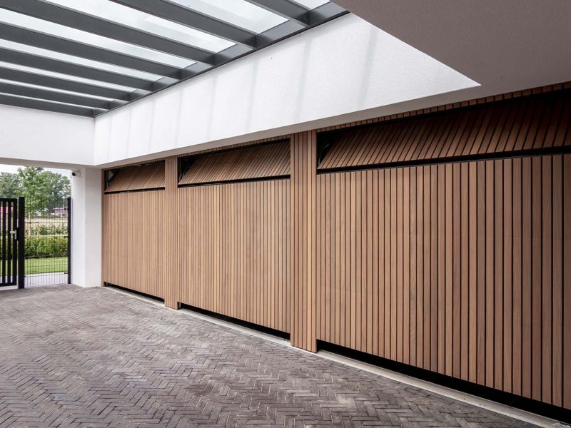 Garagedeur Different Doors smalle latten afrormosia