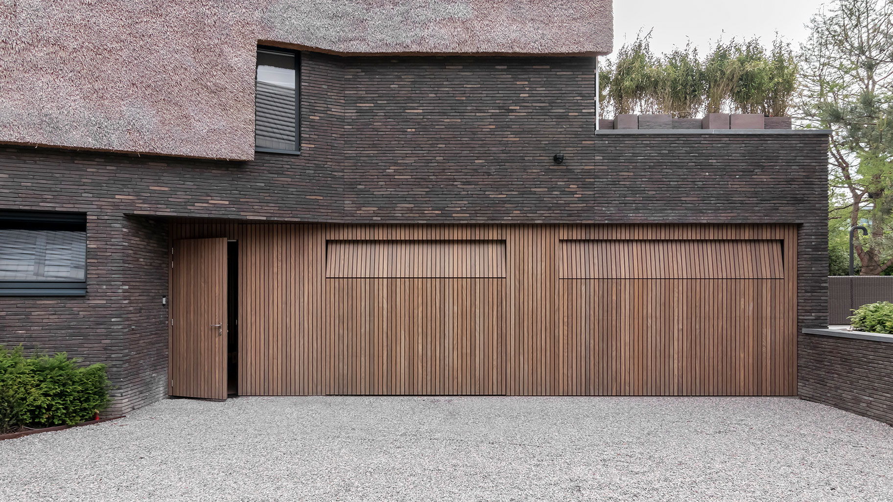 Garagedeur met loopdeur