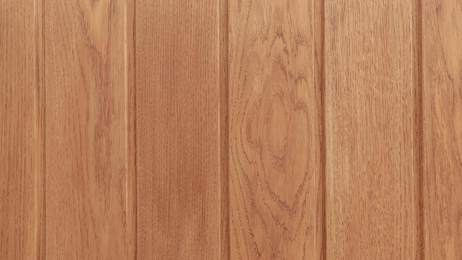 Eikenhouten planken in garagedeur van dichtbij