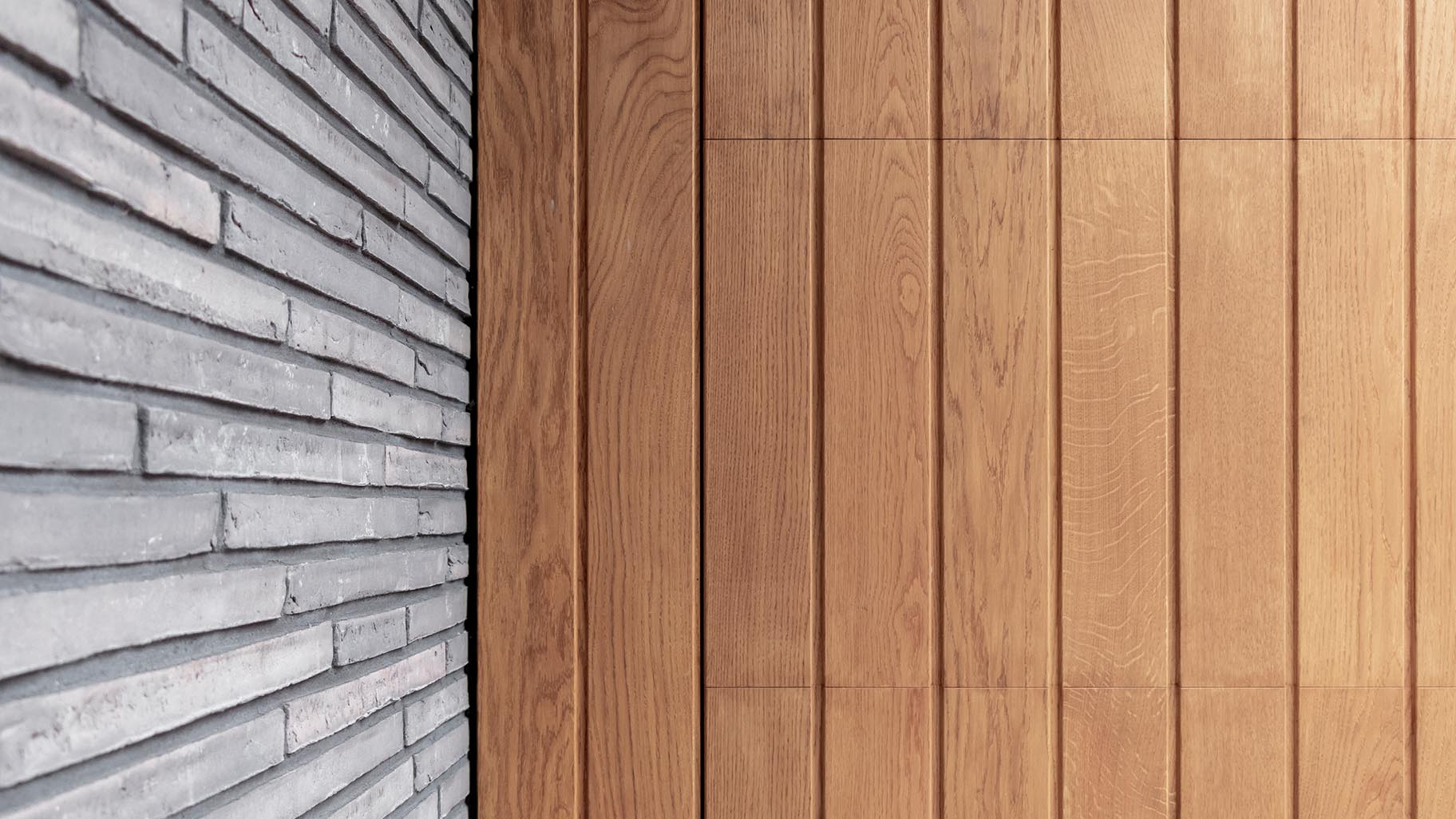 Eikenhouten planken in garagedeur van dichtbij