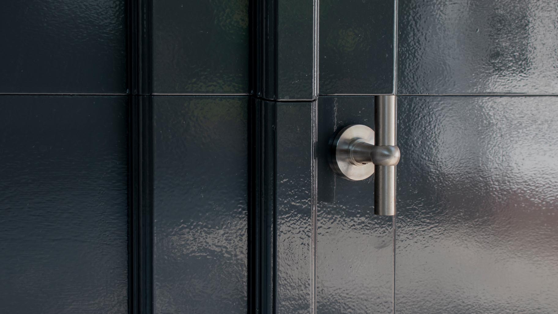 elektrische houten garagedeuren in stijl van houten openslaande garagedeuren different doors