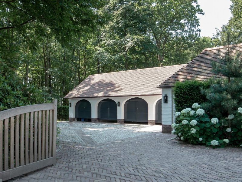 Elektrische houten garagedeuren in stijl van houten openslaande garagedeuren - Different Doors