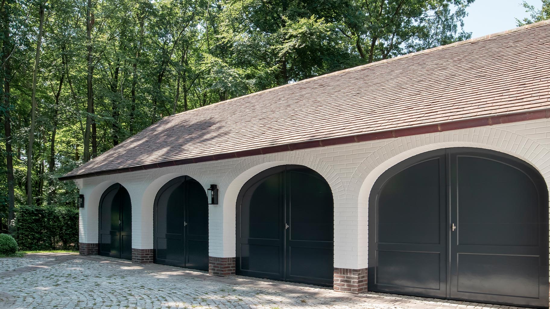 Elektrische houten garagedeuren in stijl van houten openslaande garagedeuren - Different Doors