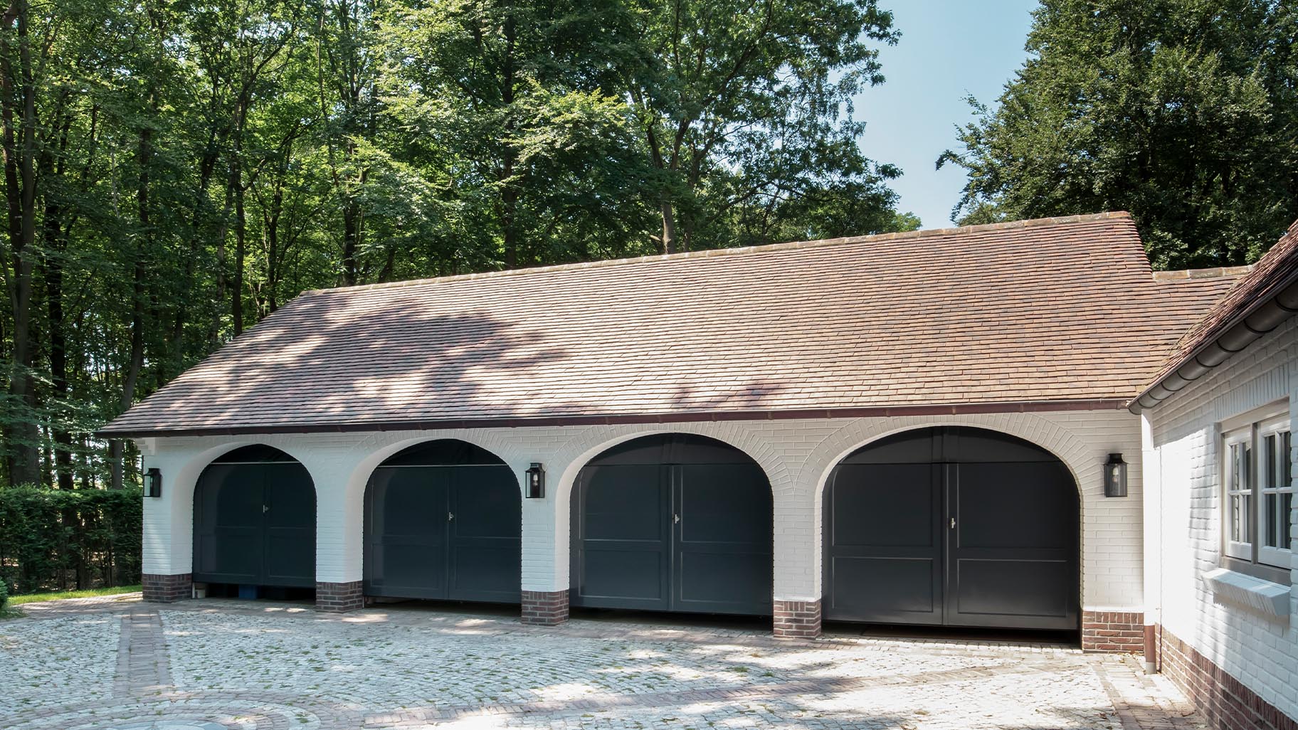 Elektrische houten garagedeuren in stijl van houten openslaande garagedeuren - Different Doors